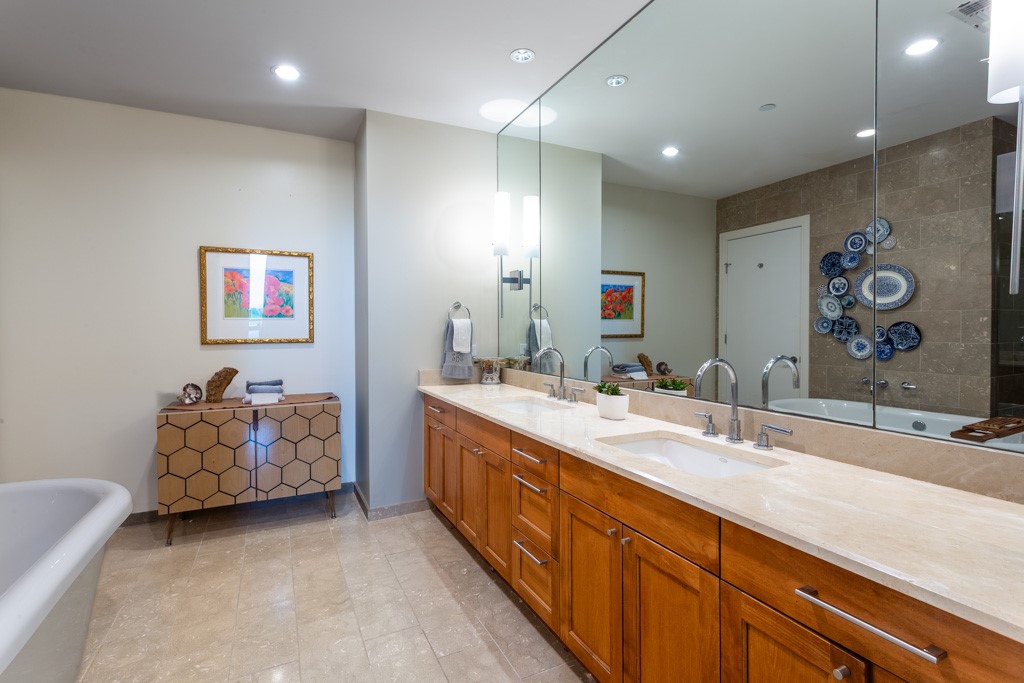 5656 N CENTRAL Expressway 605