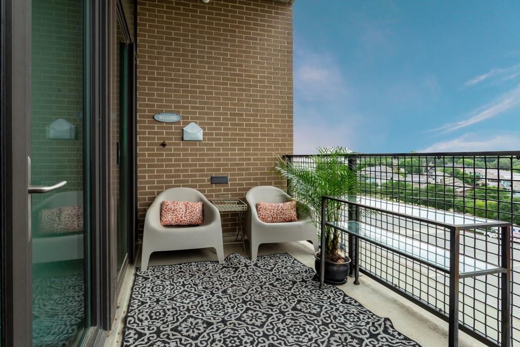 5656 N CENTRAL Expressway 605