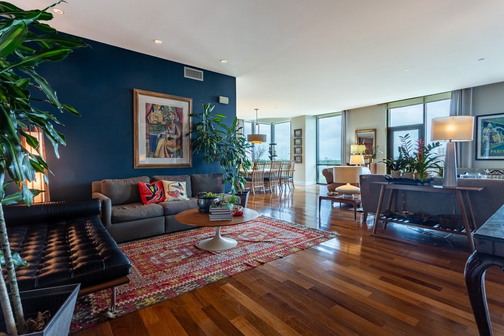 5656 N CENTRAL Expressway 605