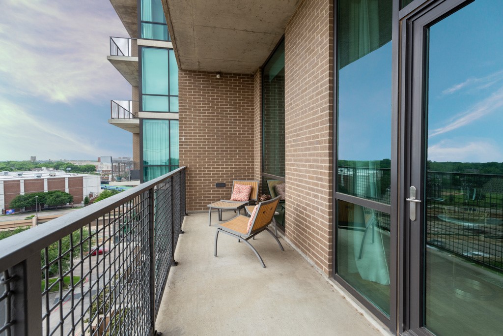 5656 N CENTRAL Expressway 605