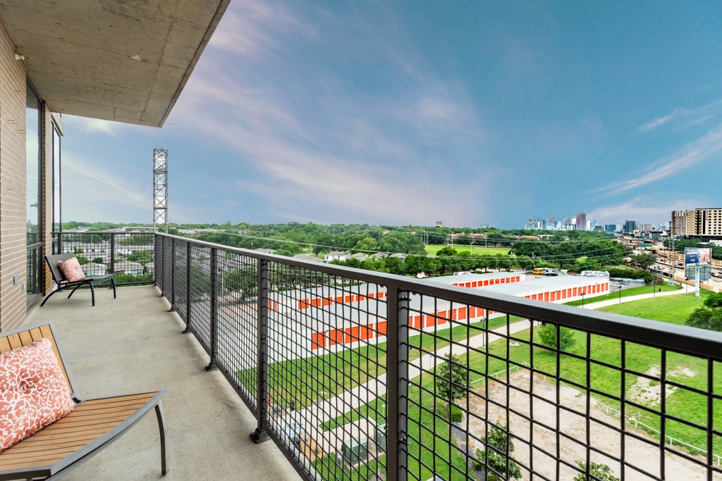 5656 N CENTRAL Expressway 605