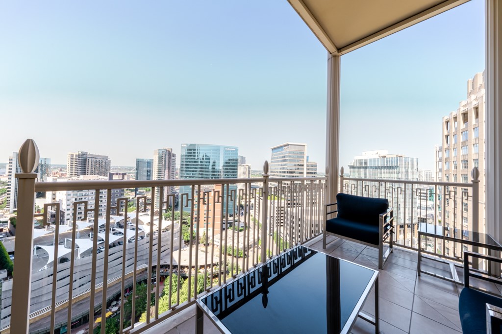 2525 N Pearl Street 1704