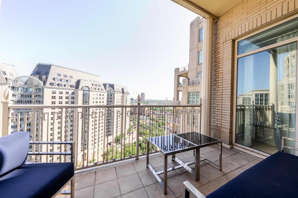 2525 N Pearl Street 1704