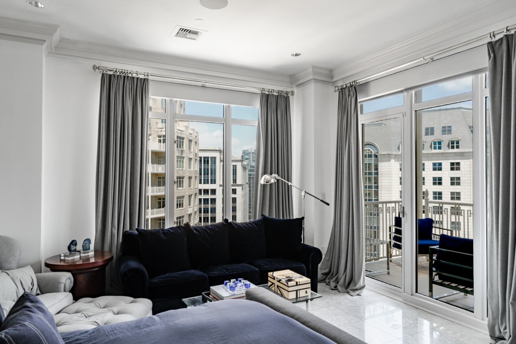 2525 N Pearl Street 1704