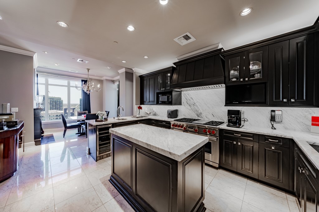 2525 N Pearl Street 1704