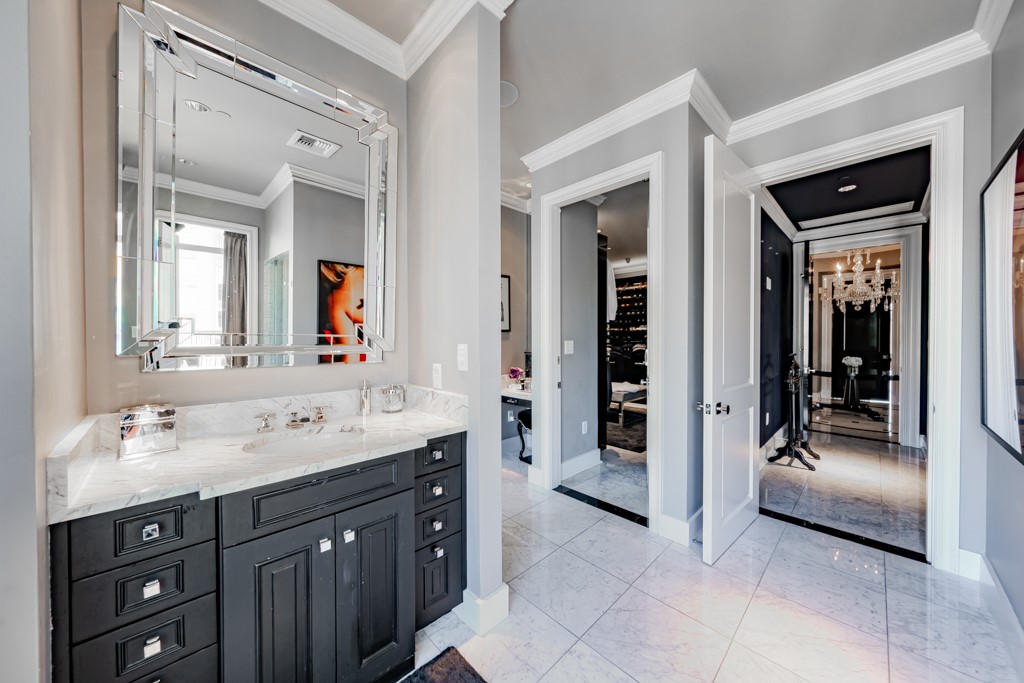 2525 N Pearl Street 1704