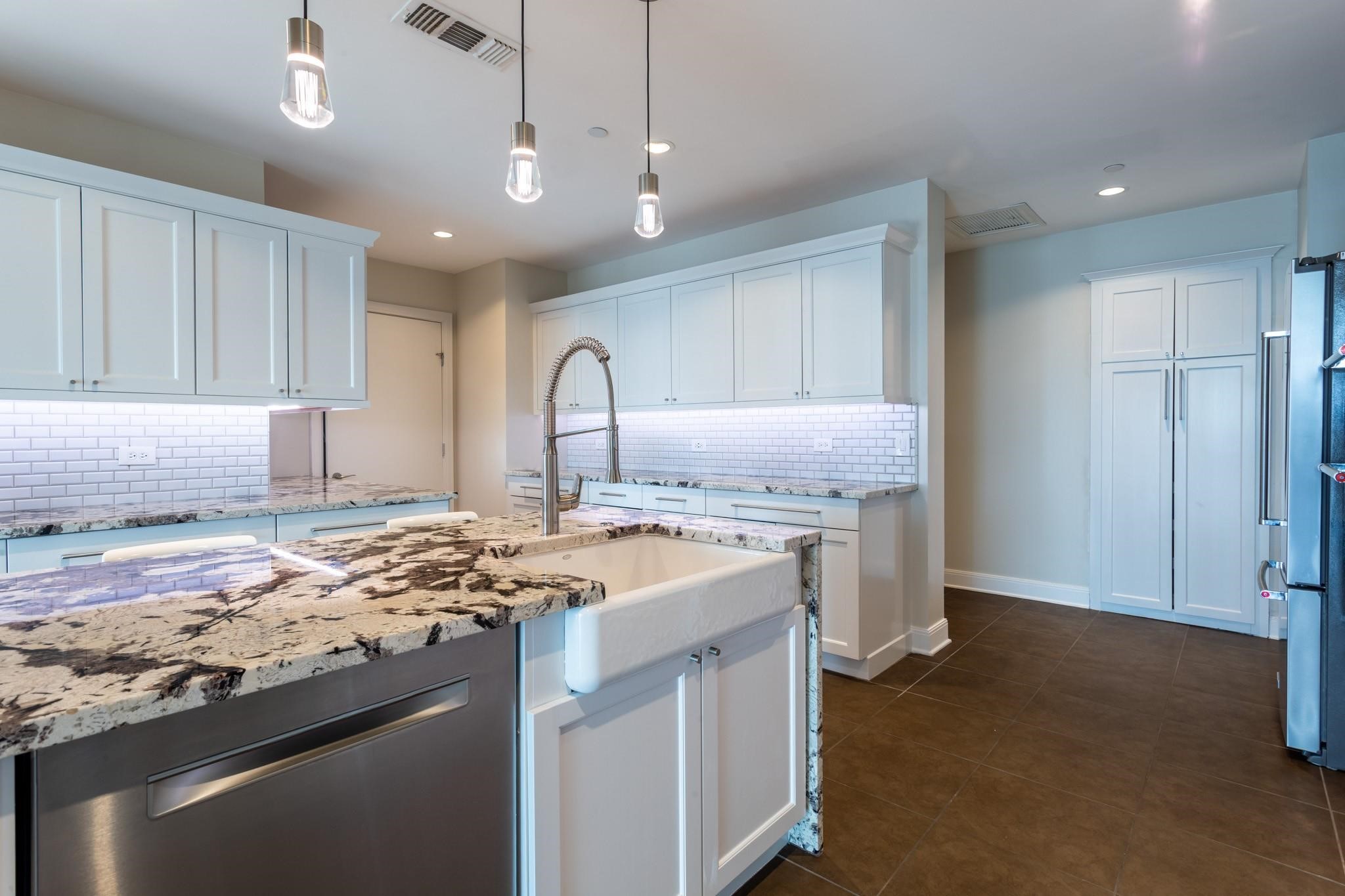5656 N Central Expressway 805