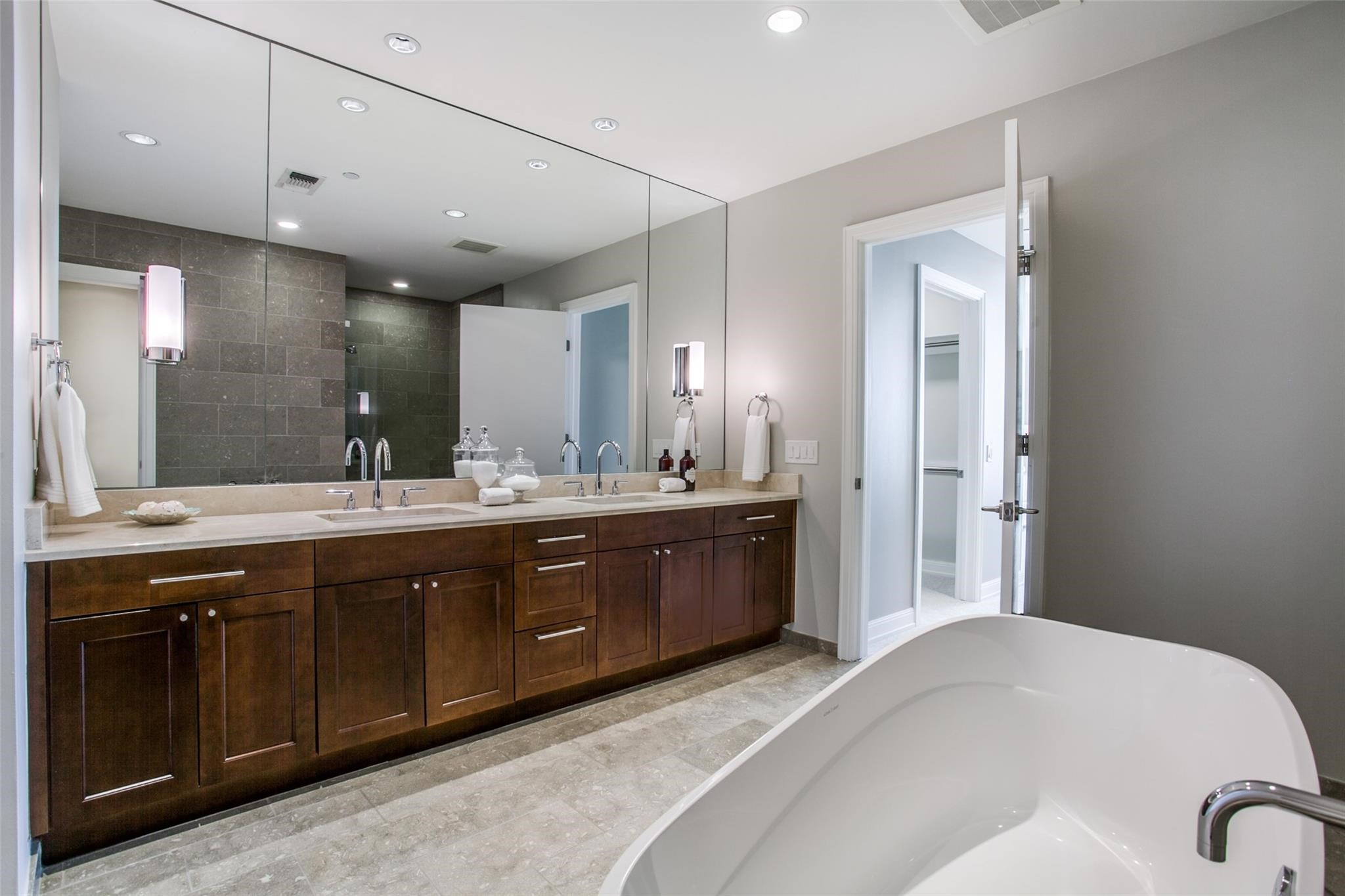 5656 N Central Expressway 805