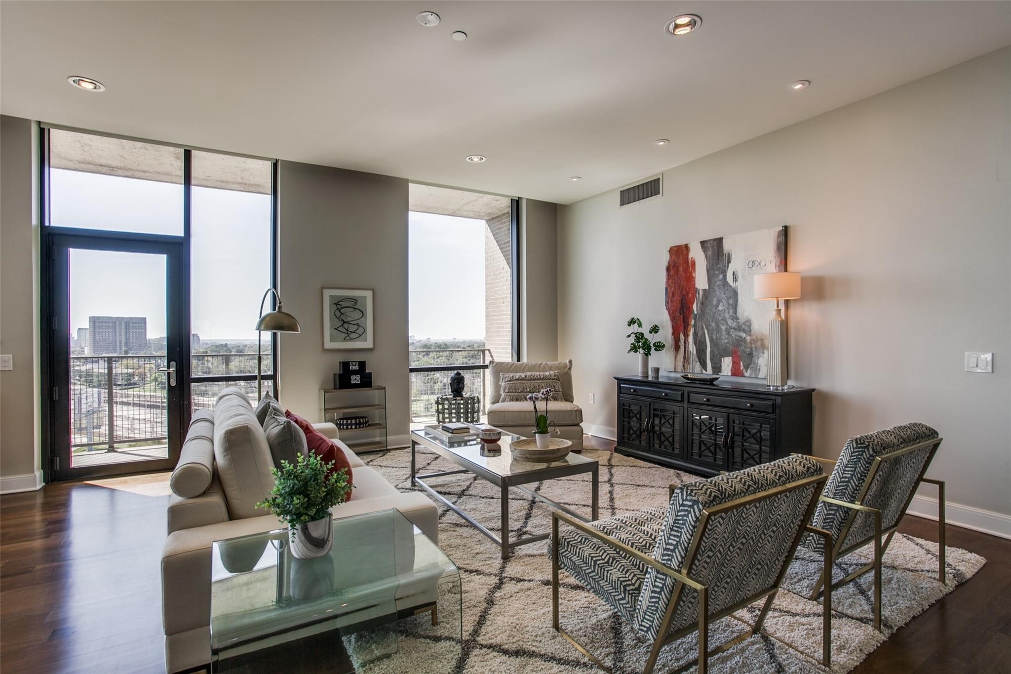 5656 N Central Expressway 805