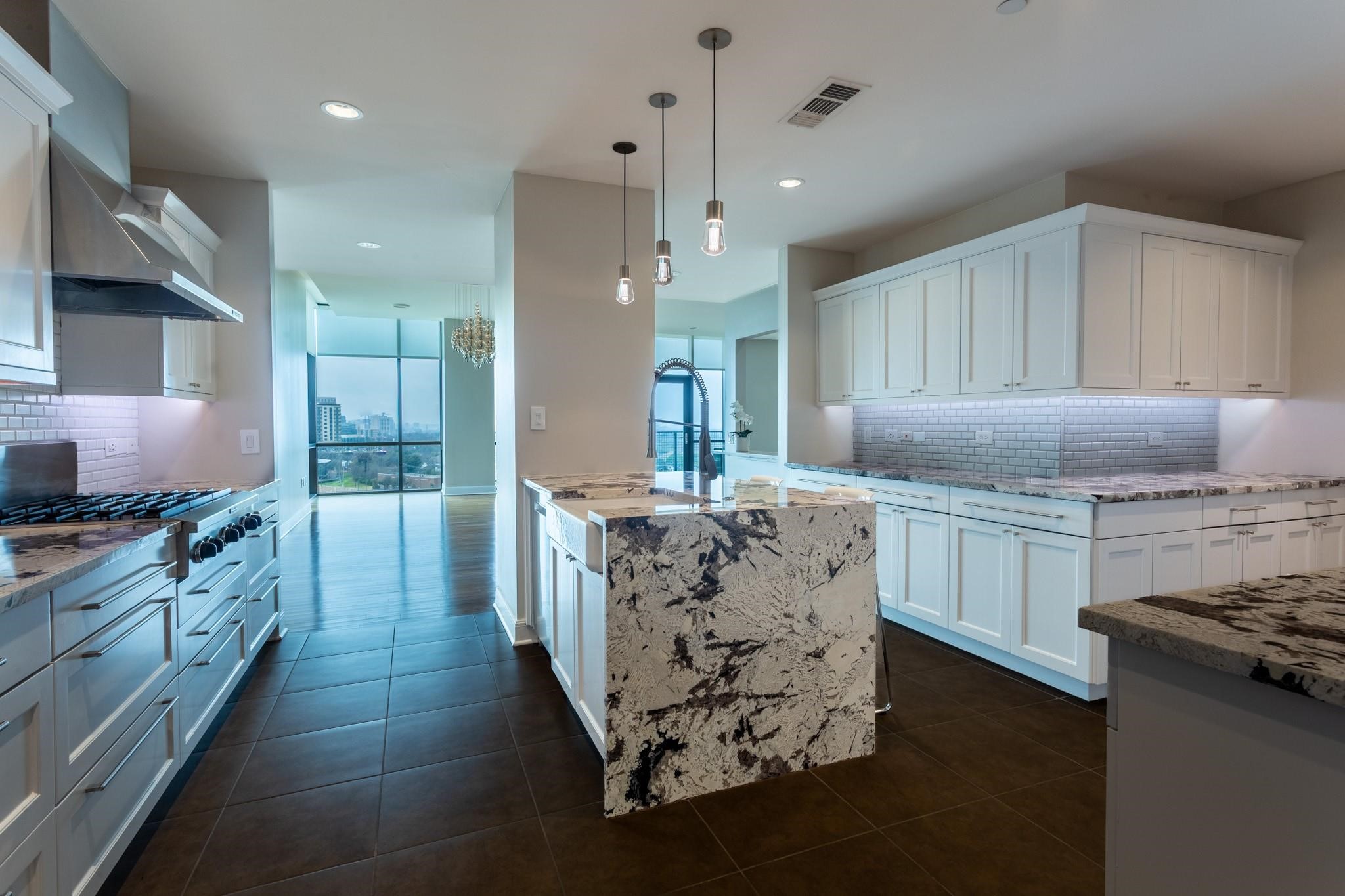 5656 N Central Expressway 805