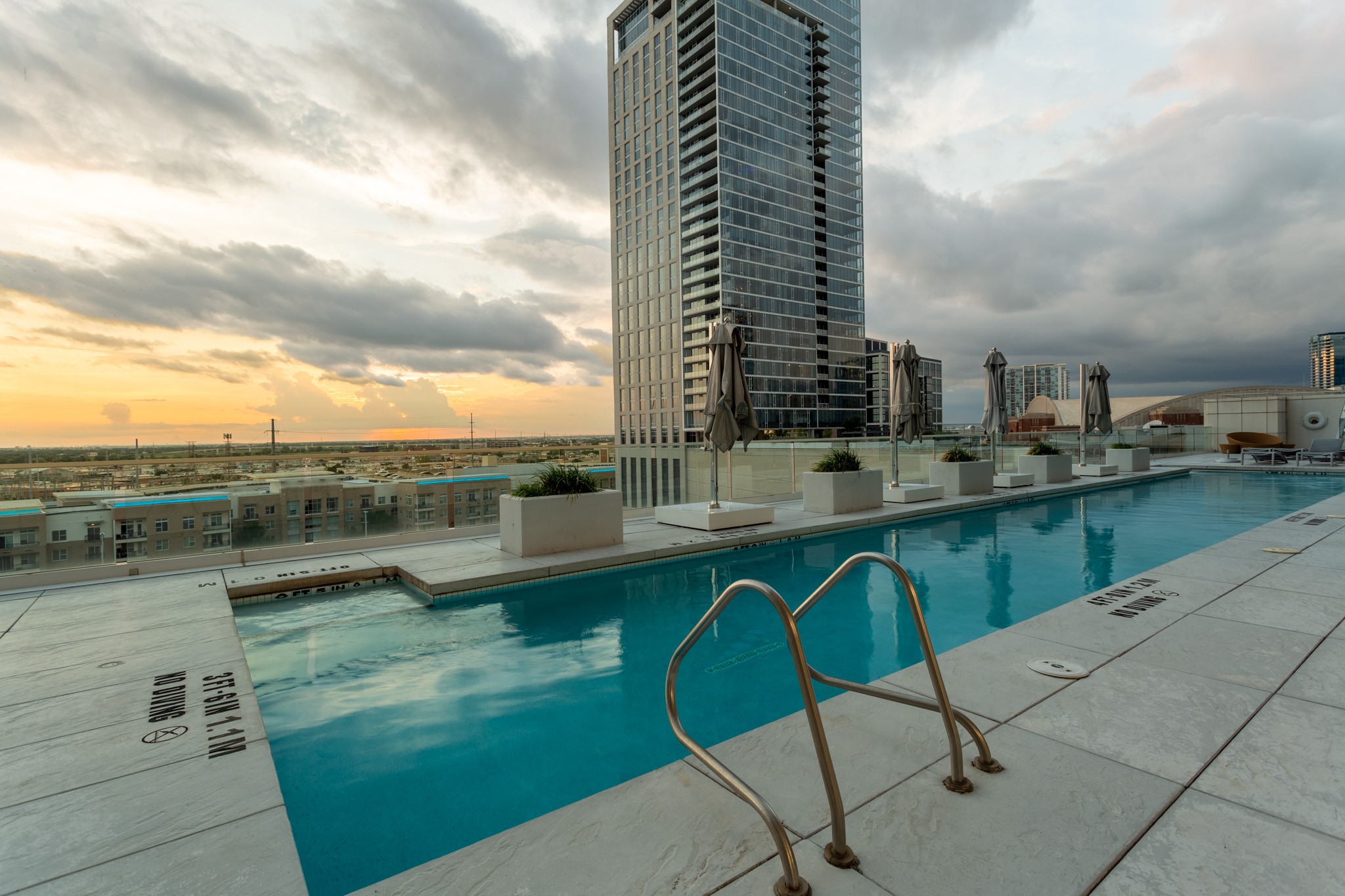 2430 VICTORY PARK Lane 1806