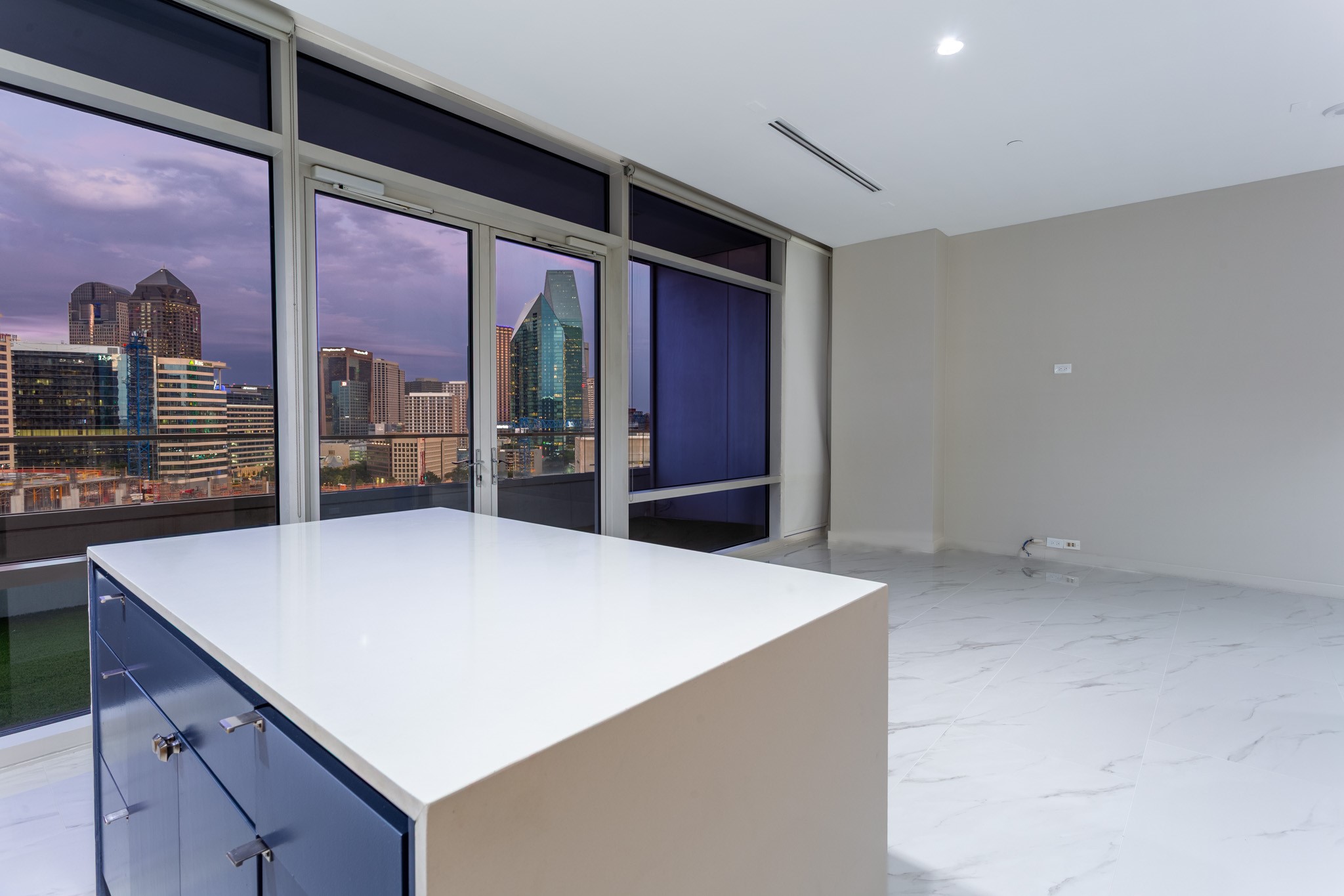 2430 VICTORY PARK Lane 1806