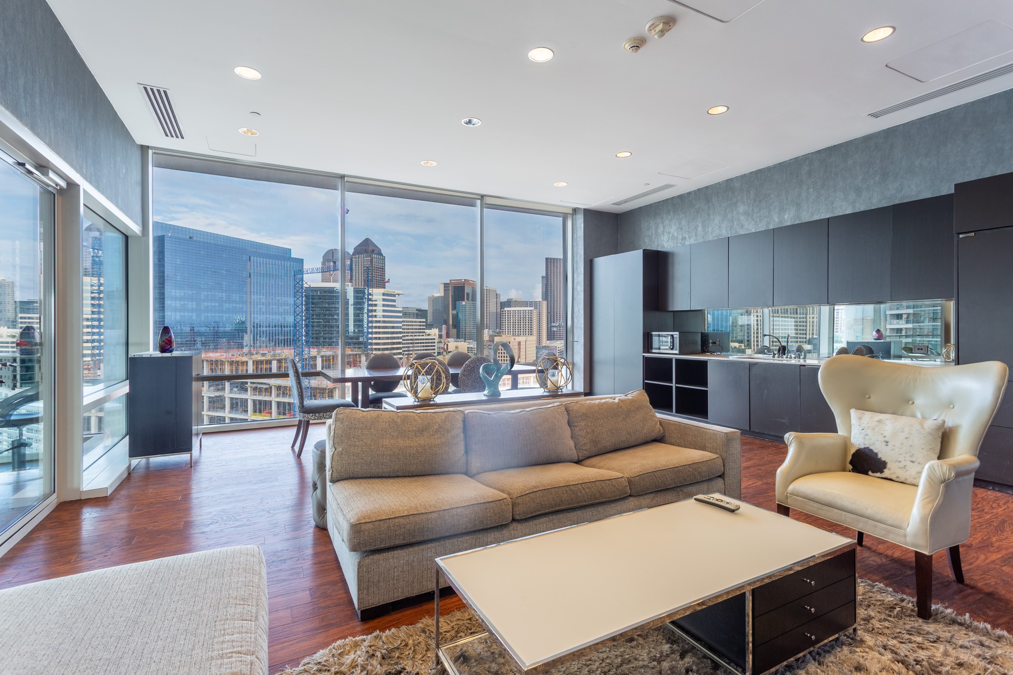 2430 VICTORY PARK Lane 1806