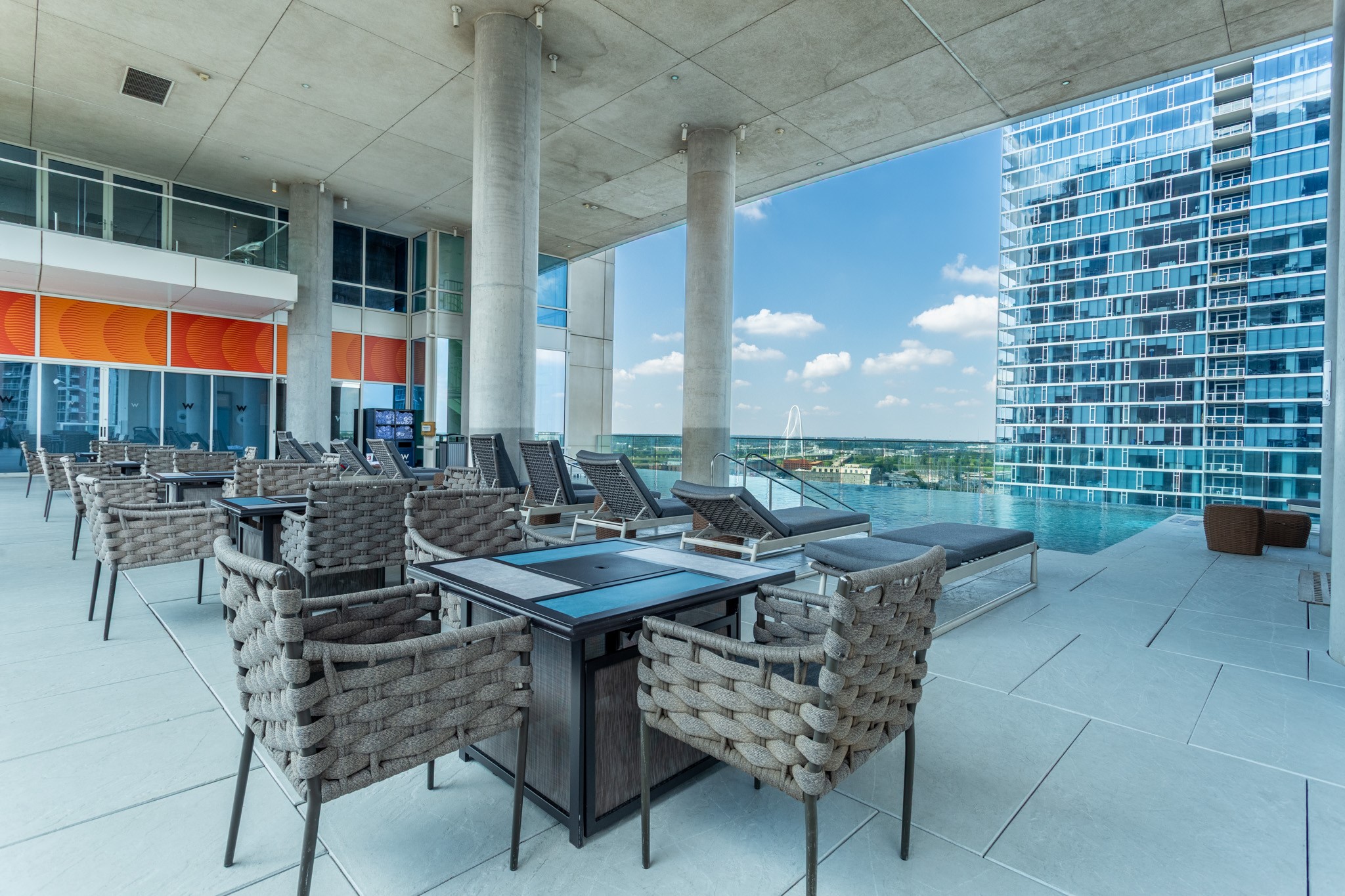 2430 VICTORY PARK Lane 1806