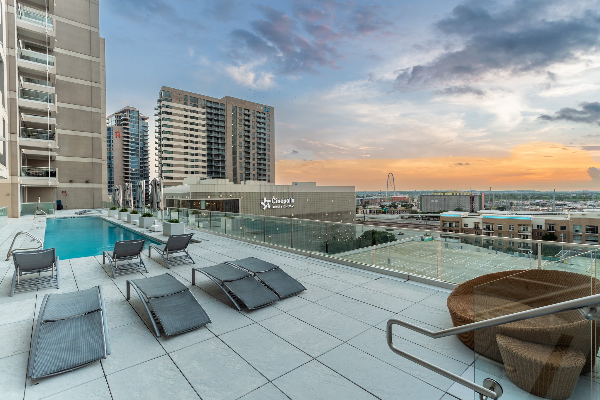 2430 VICTORY PARK Lane 1806