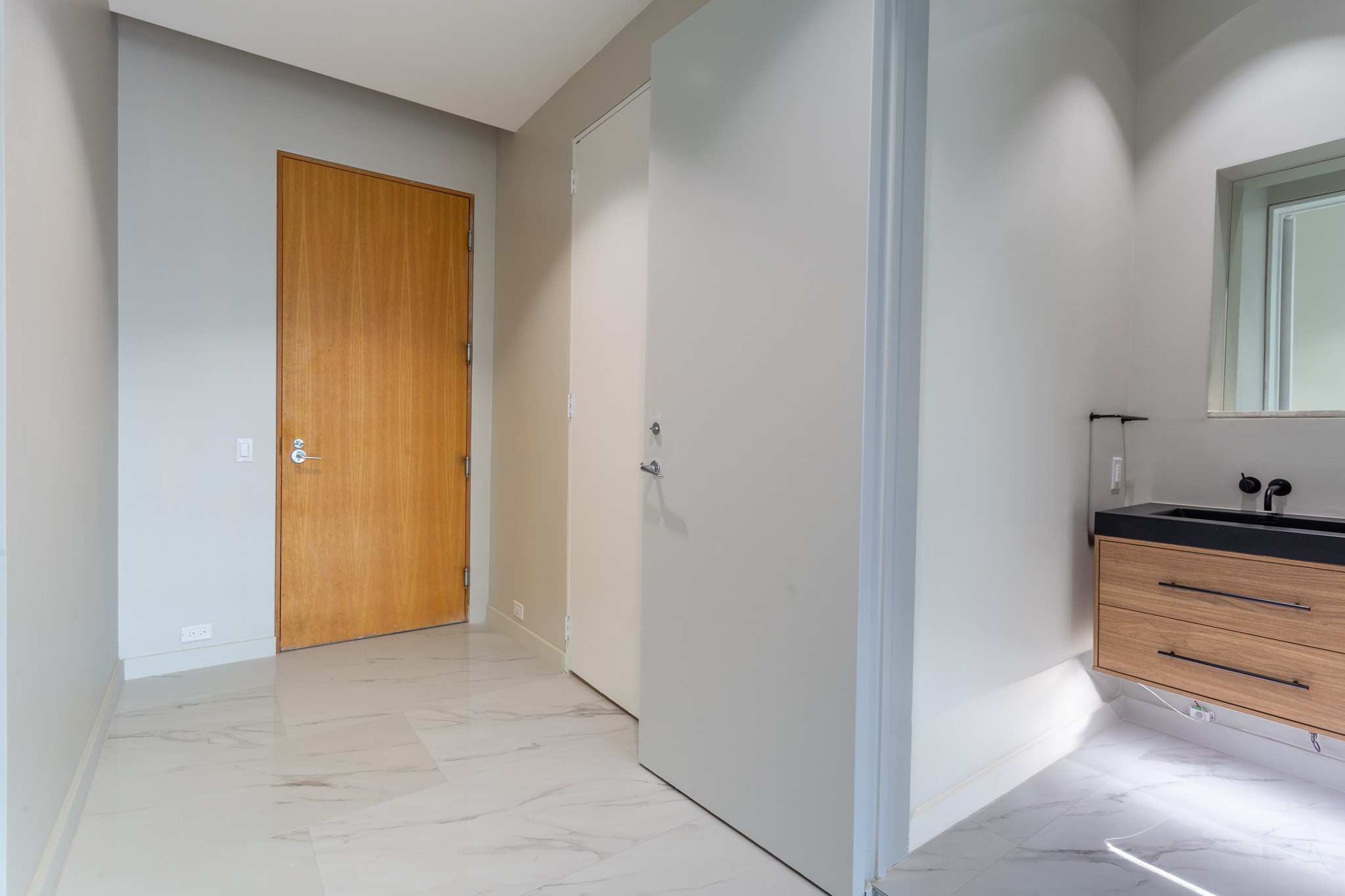 2430 VICTORY PARK Lane 1806