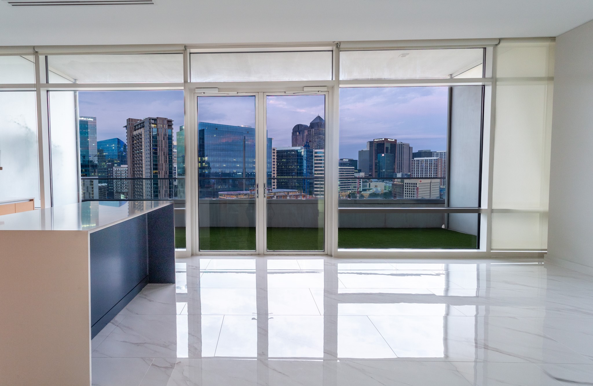 2430 VICTORY PARK Lane 1806