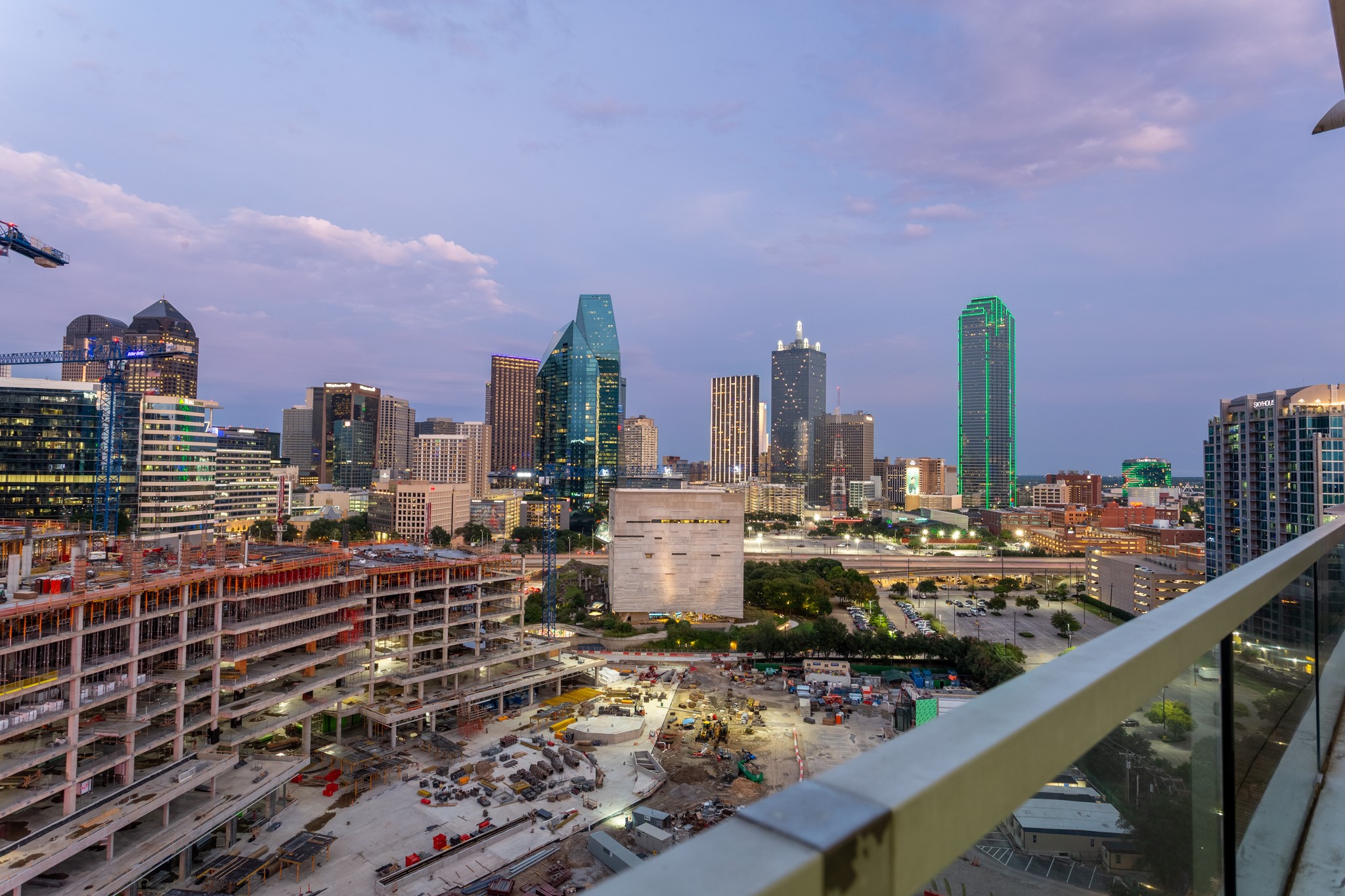 2430 VICTORY PARK Lane 1806