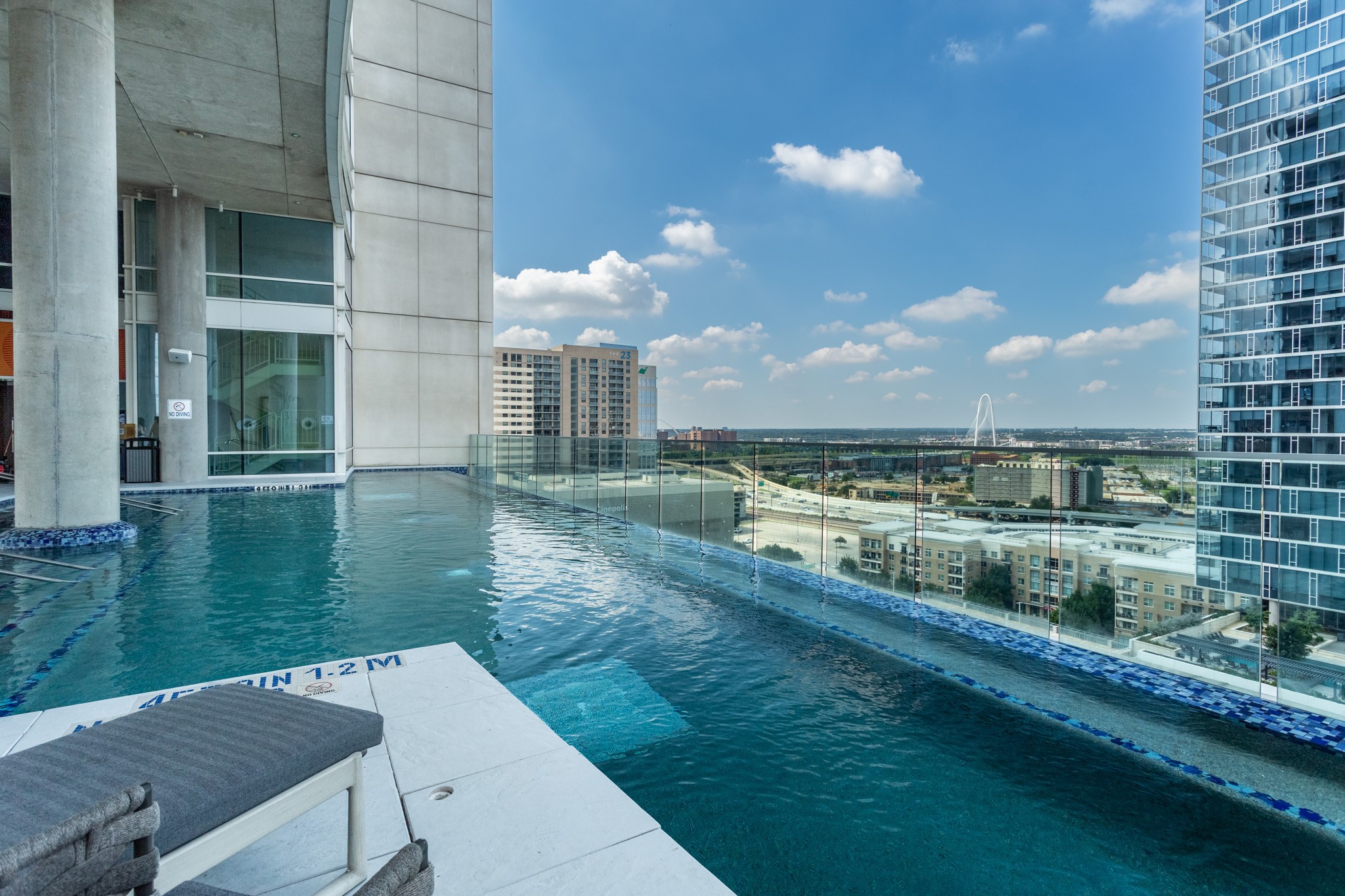 2430 VICTORY PARK Lane 1806