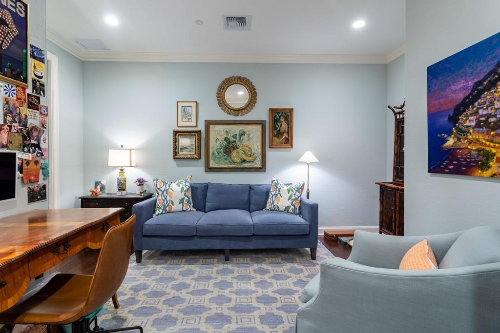 2555 N PEARL Street 201