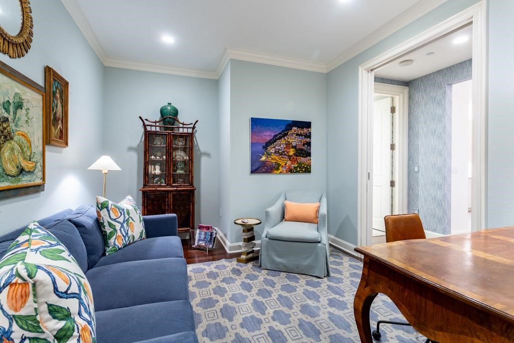 2555 N PEARL Street 201