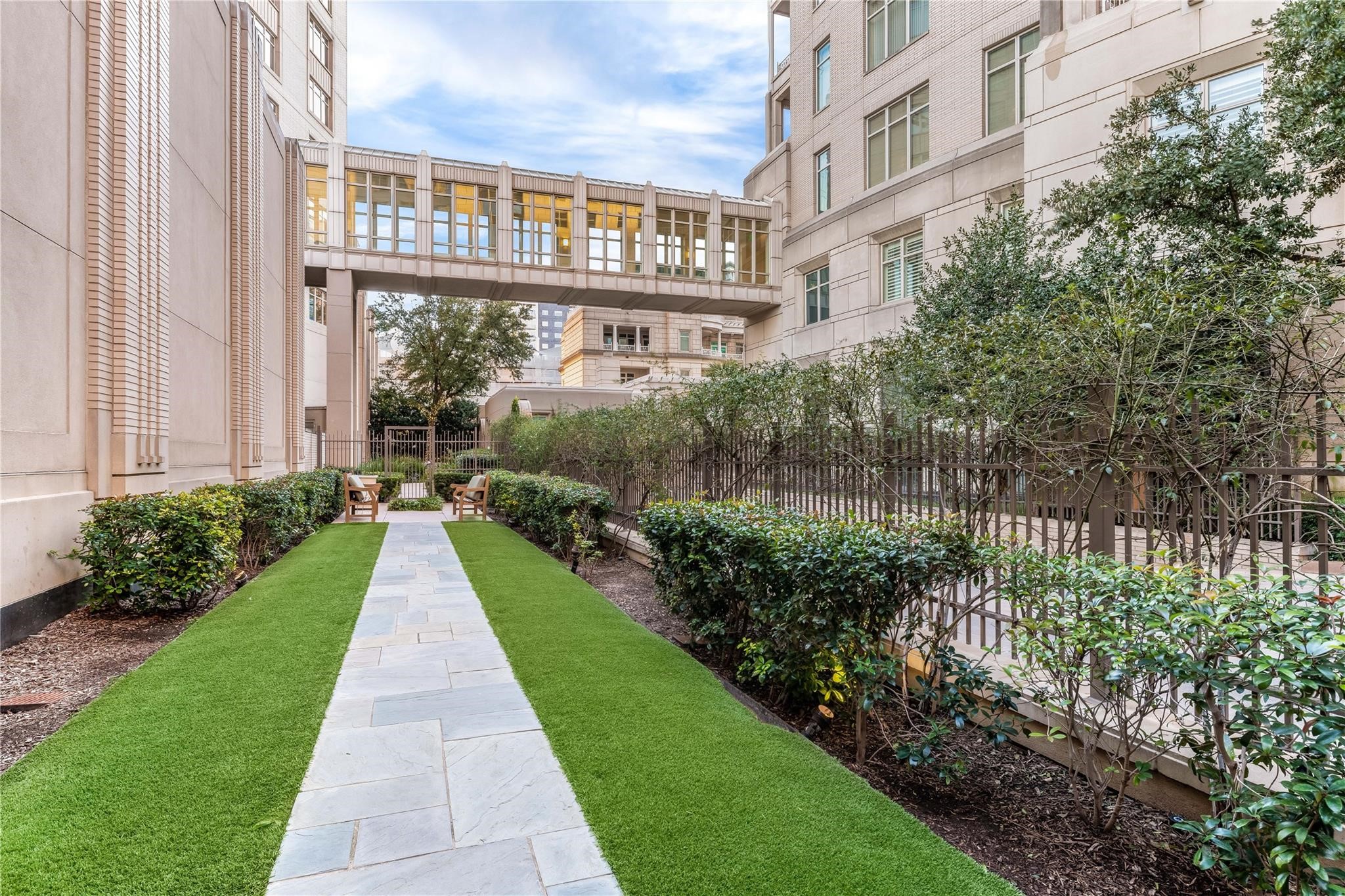 2555 N PEARL Street 201