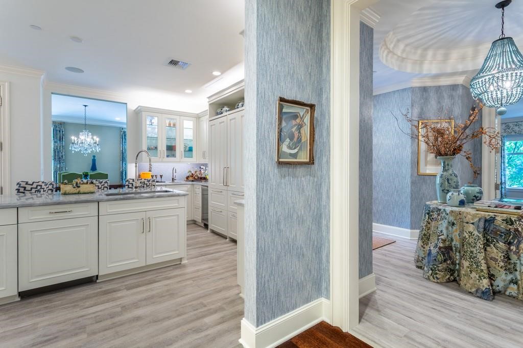 2555 N PEARL Street 201