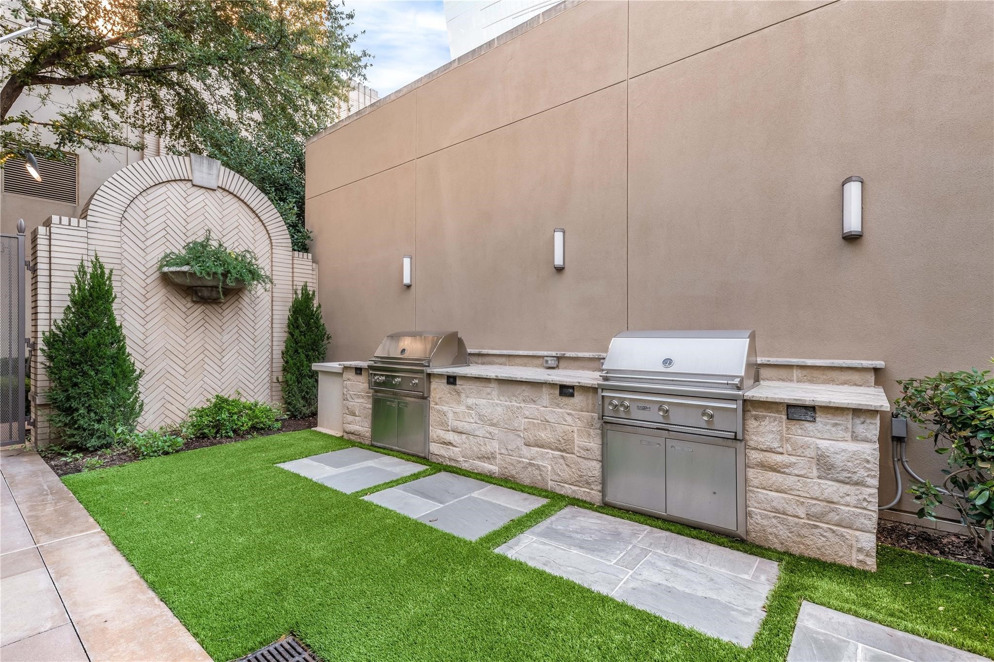 2555 N PEARL Street 201