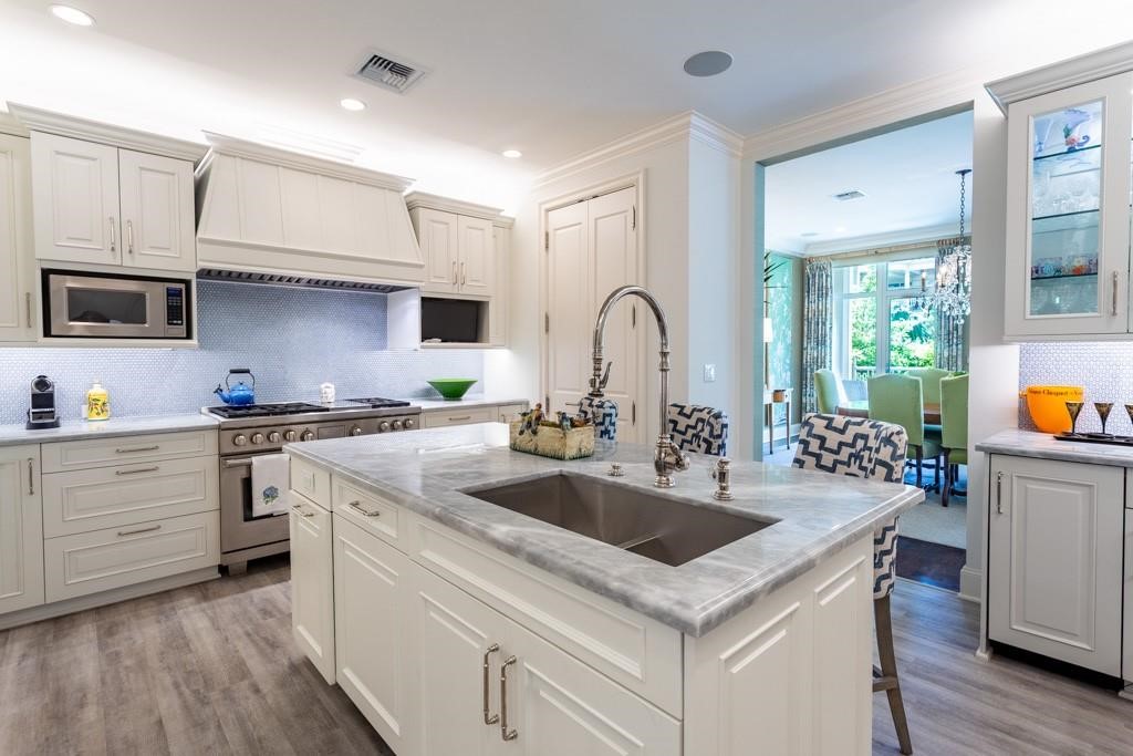 2555 N PEARL Street 201