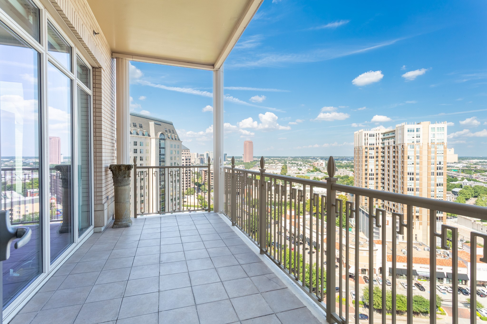 2525 N PEARL Street 1601