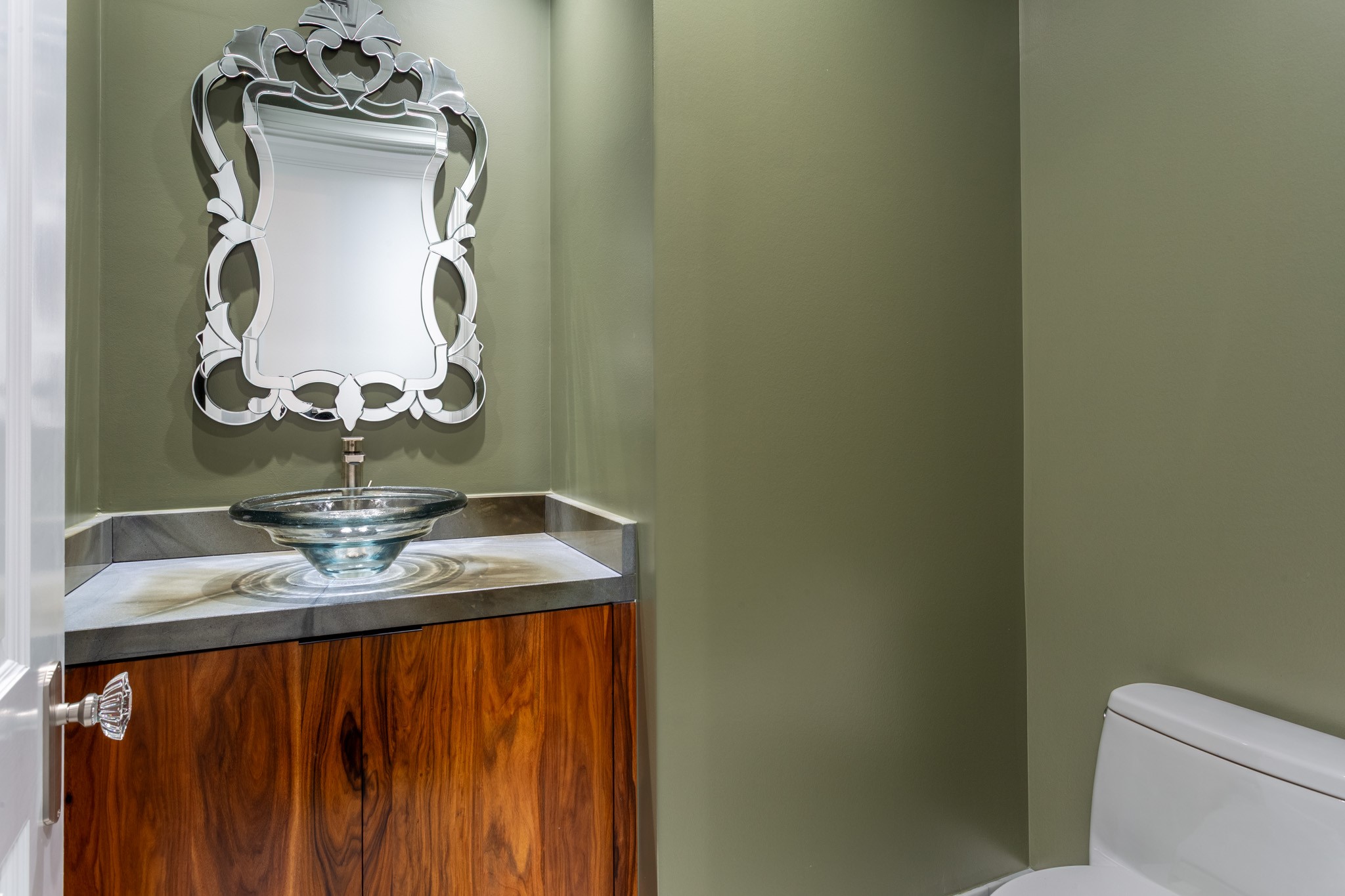 2525 N PEARL Street 1601