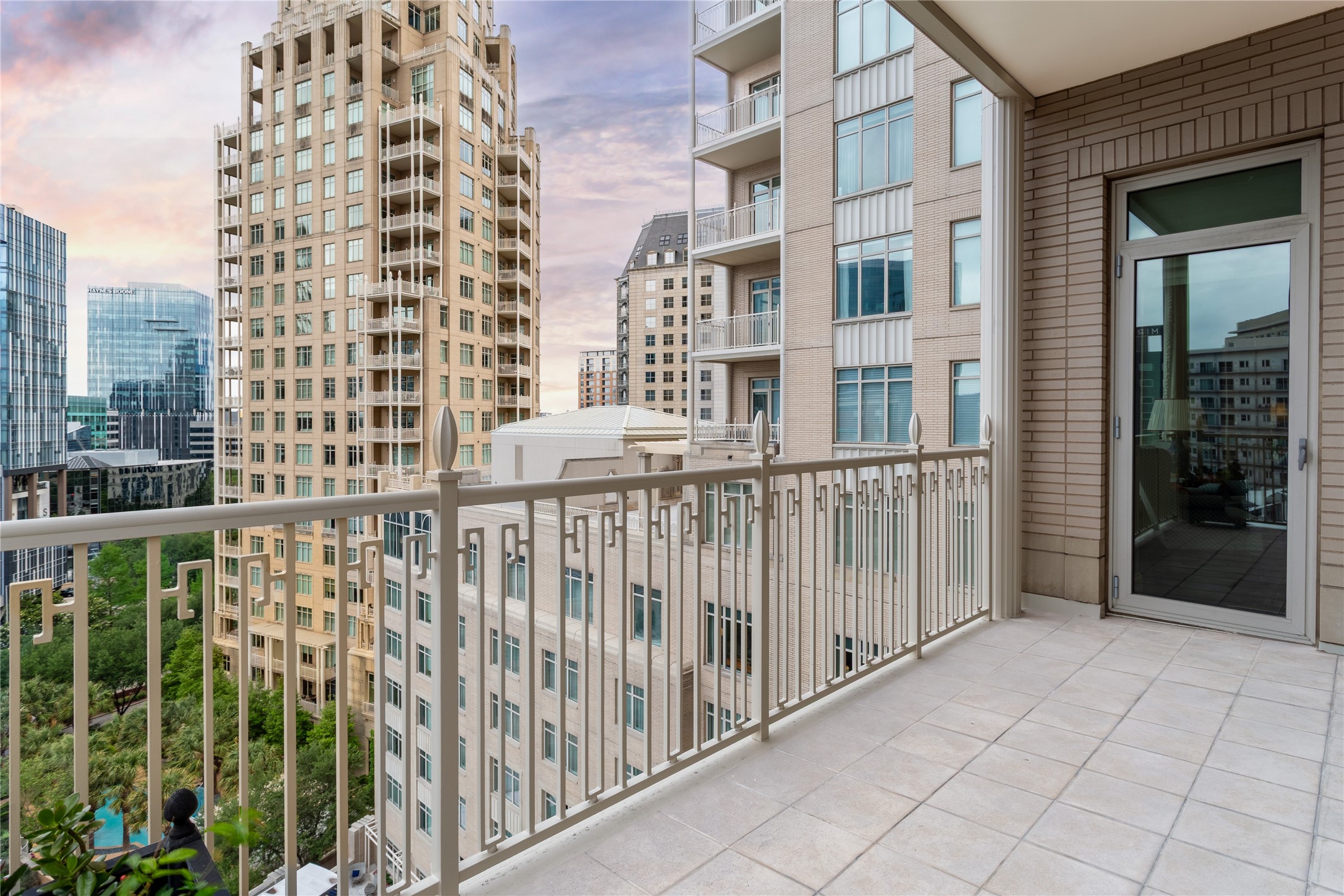 2525 N PEARL Street 1004
