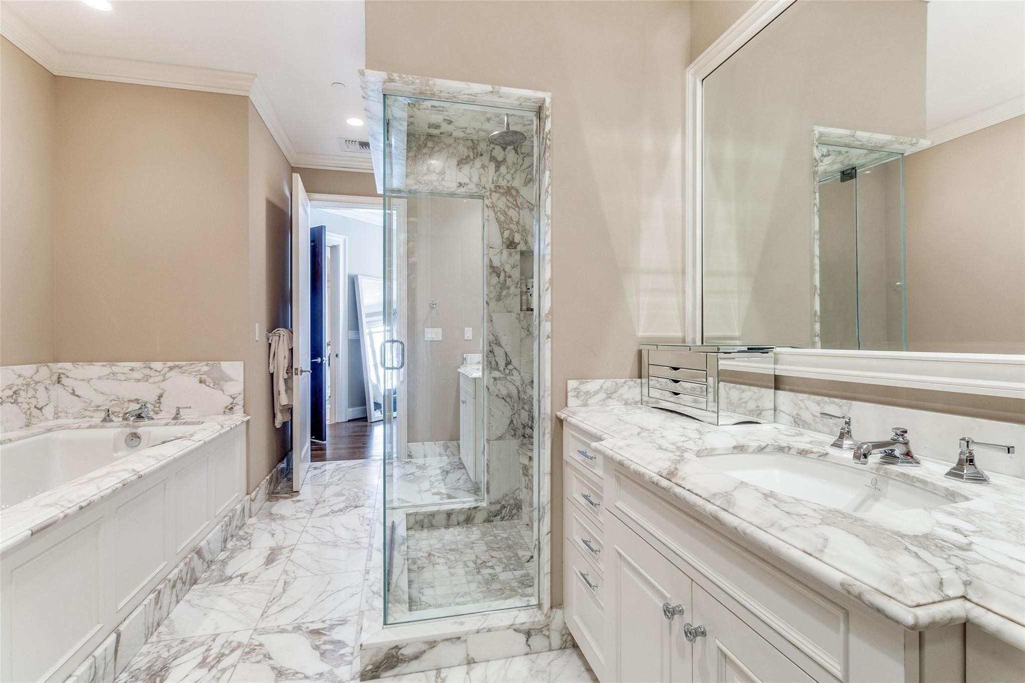 2525 N PEARL Street 1106