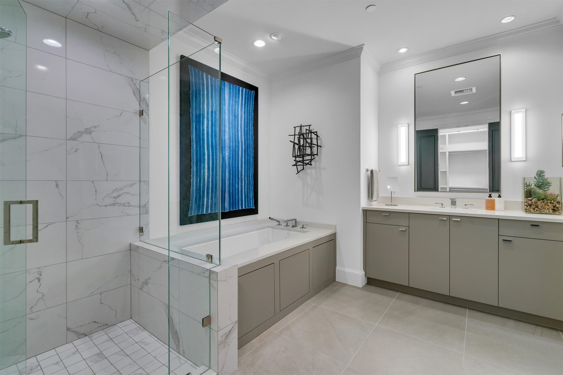 2525 N Pearl Street 1801