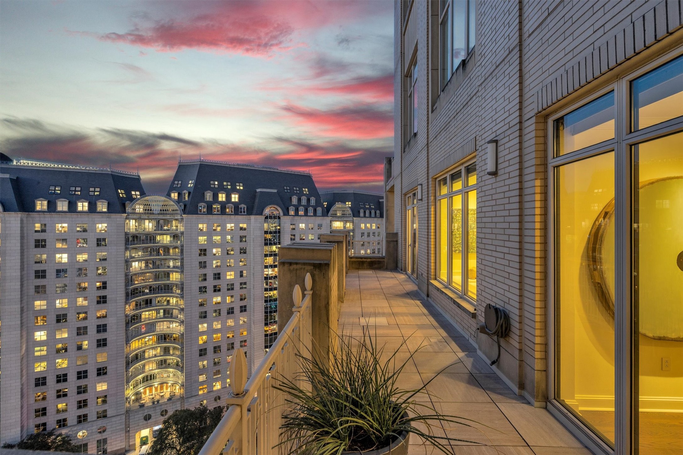 2525 N Pearl Street 1801