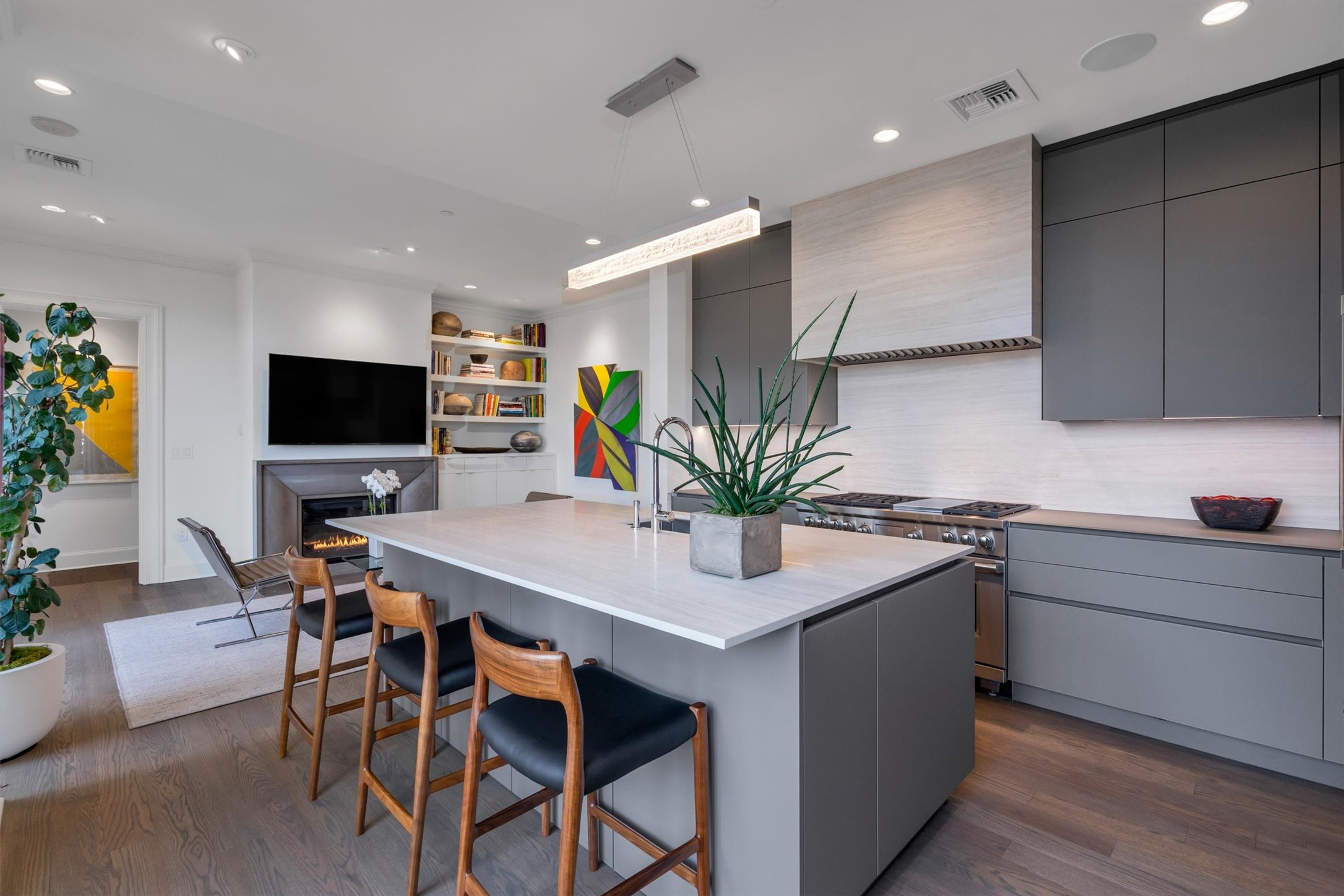 2525 N Pearl Street 1801