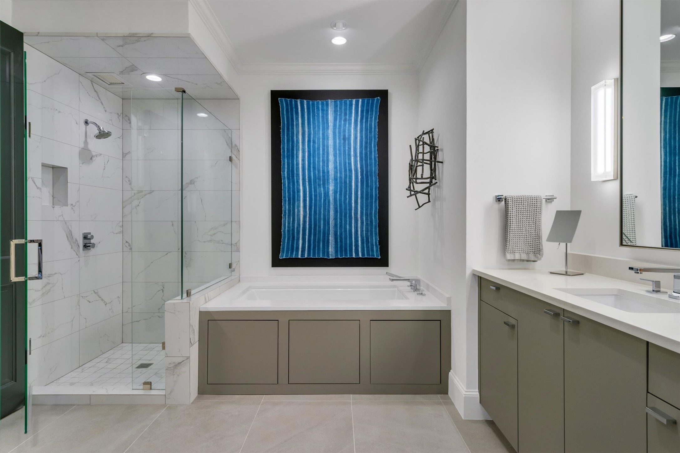 2525 N Pearl Street 1801