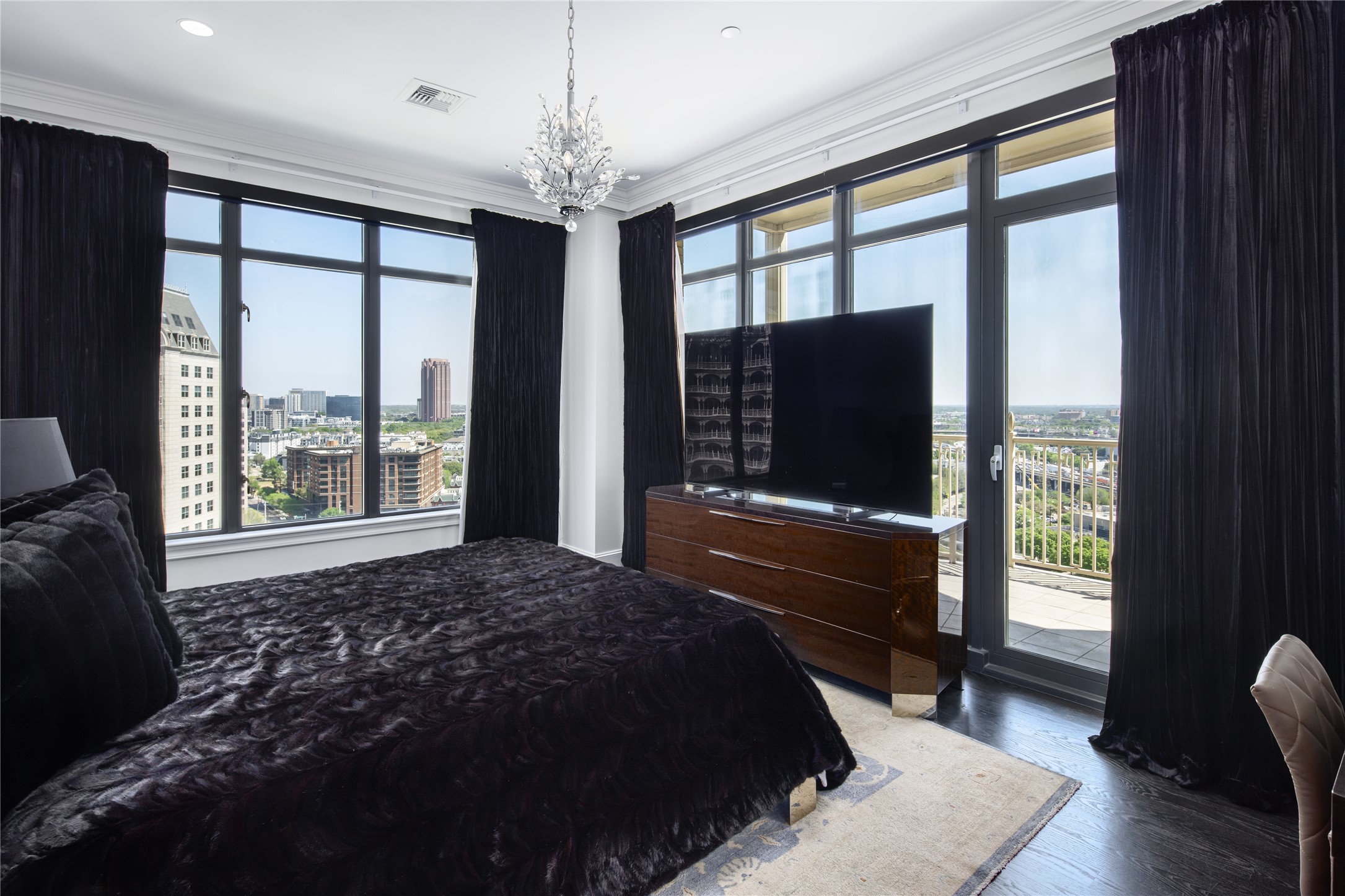 2525 N PEARL Street 1601A