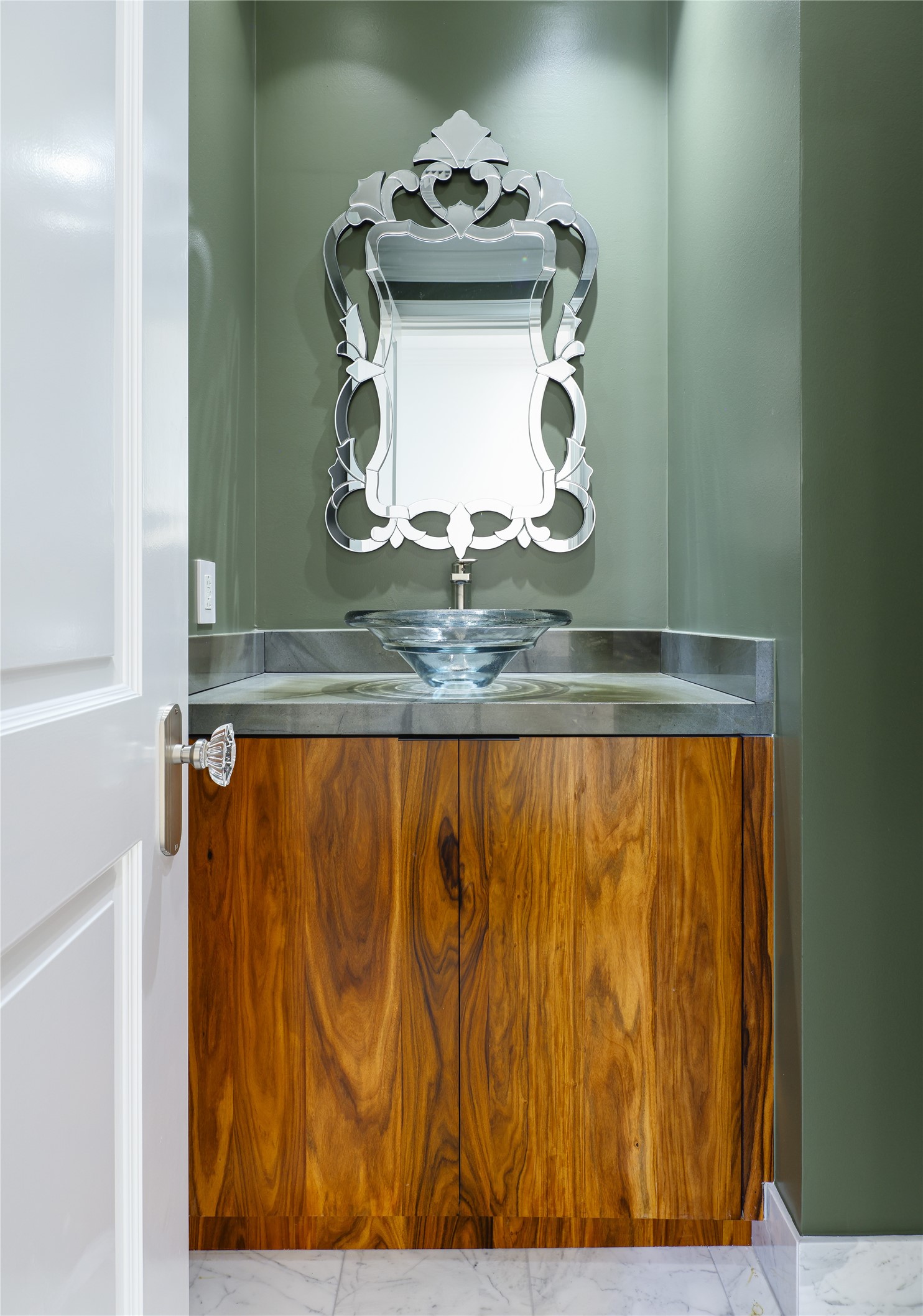 2525 N PEARL Street 1601A