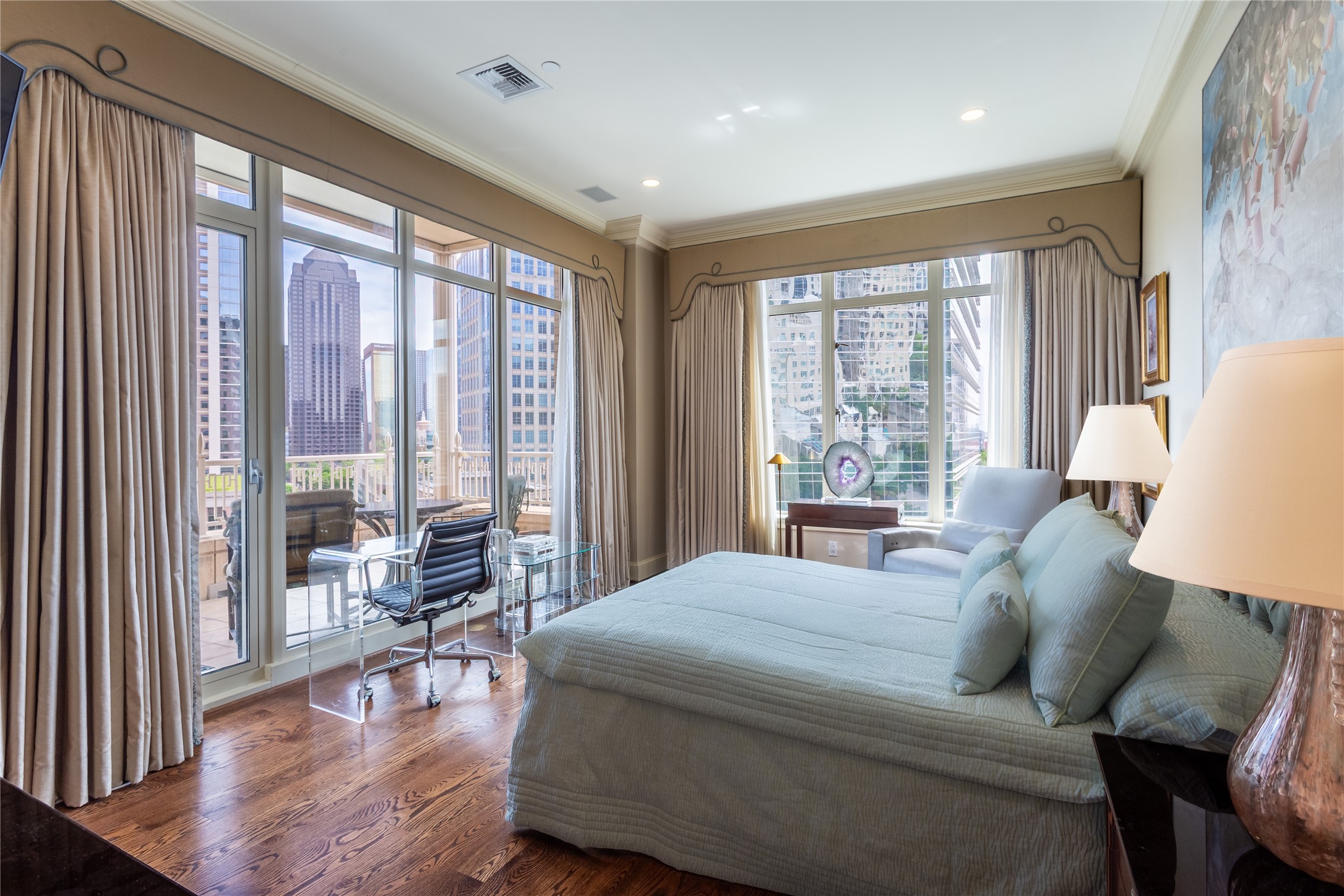 2525 N PEARL Street 903