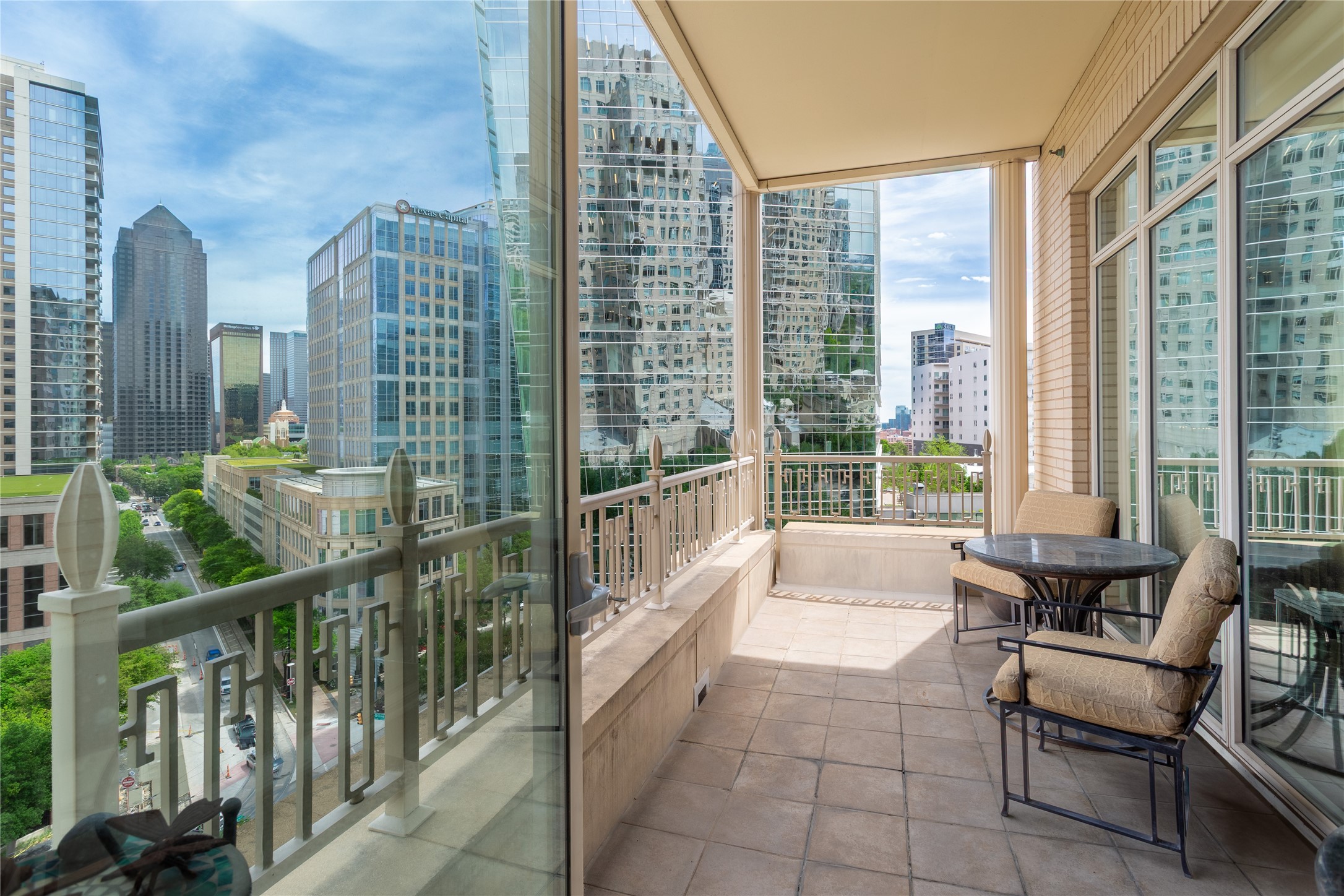 2525 N PEARL Street 903