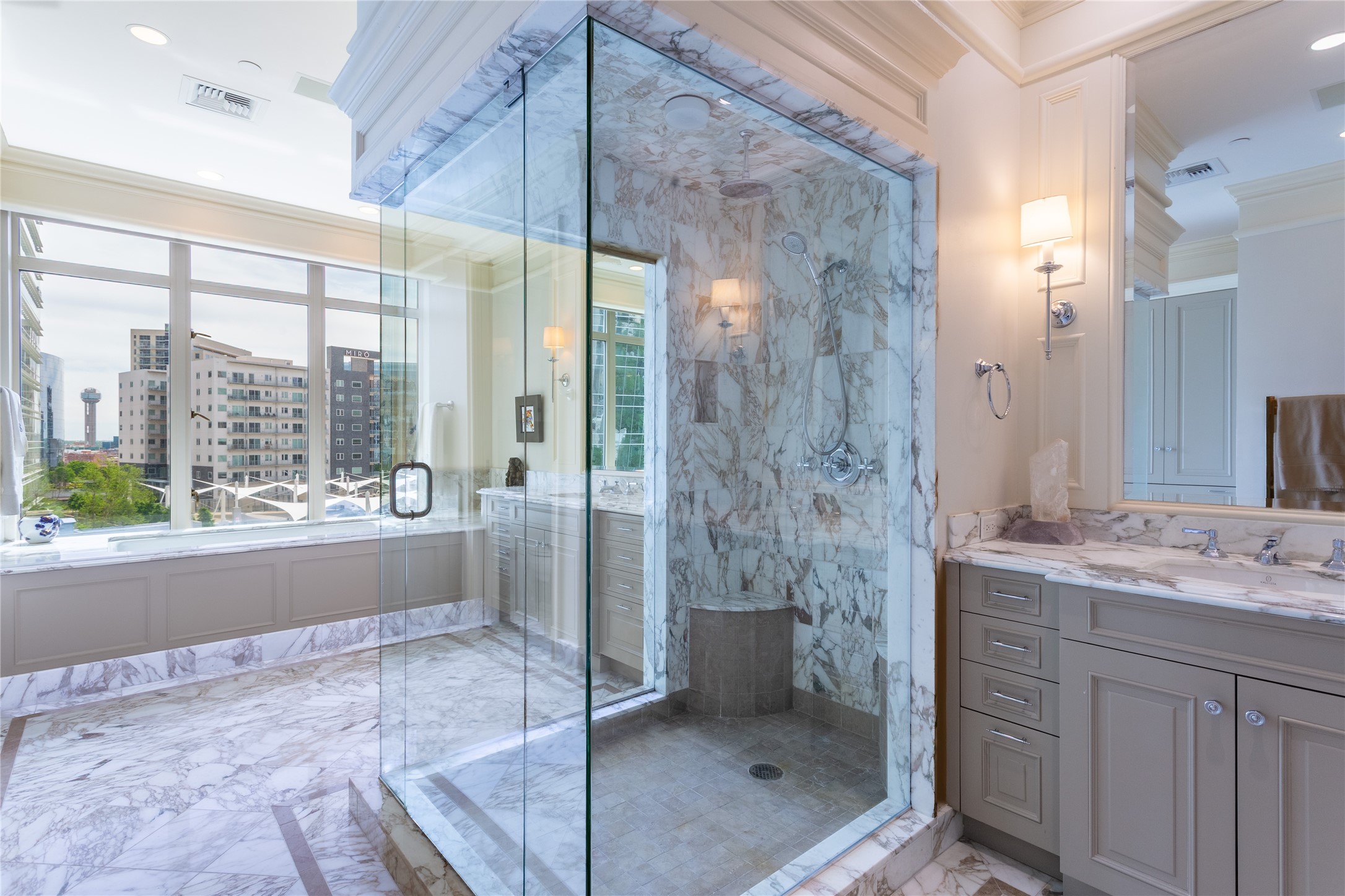 2525 N PEARL Street 903