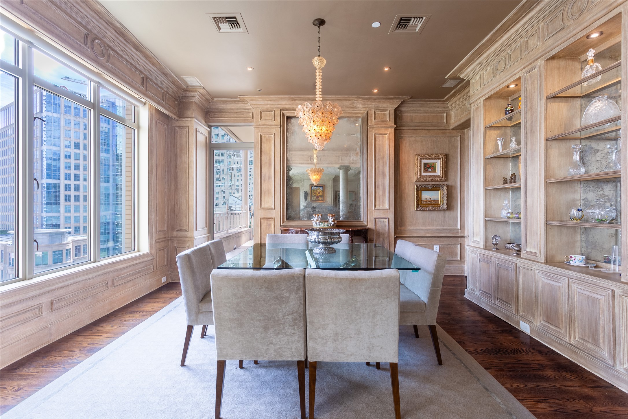 2525 N PEARL Street 903