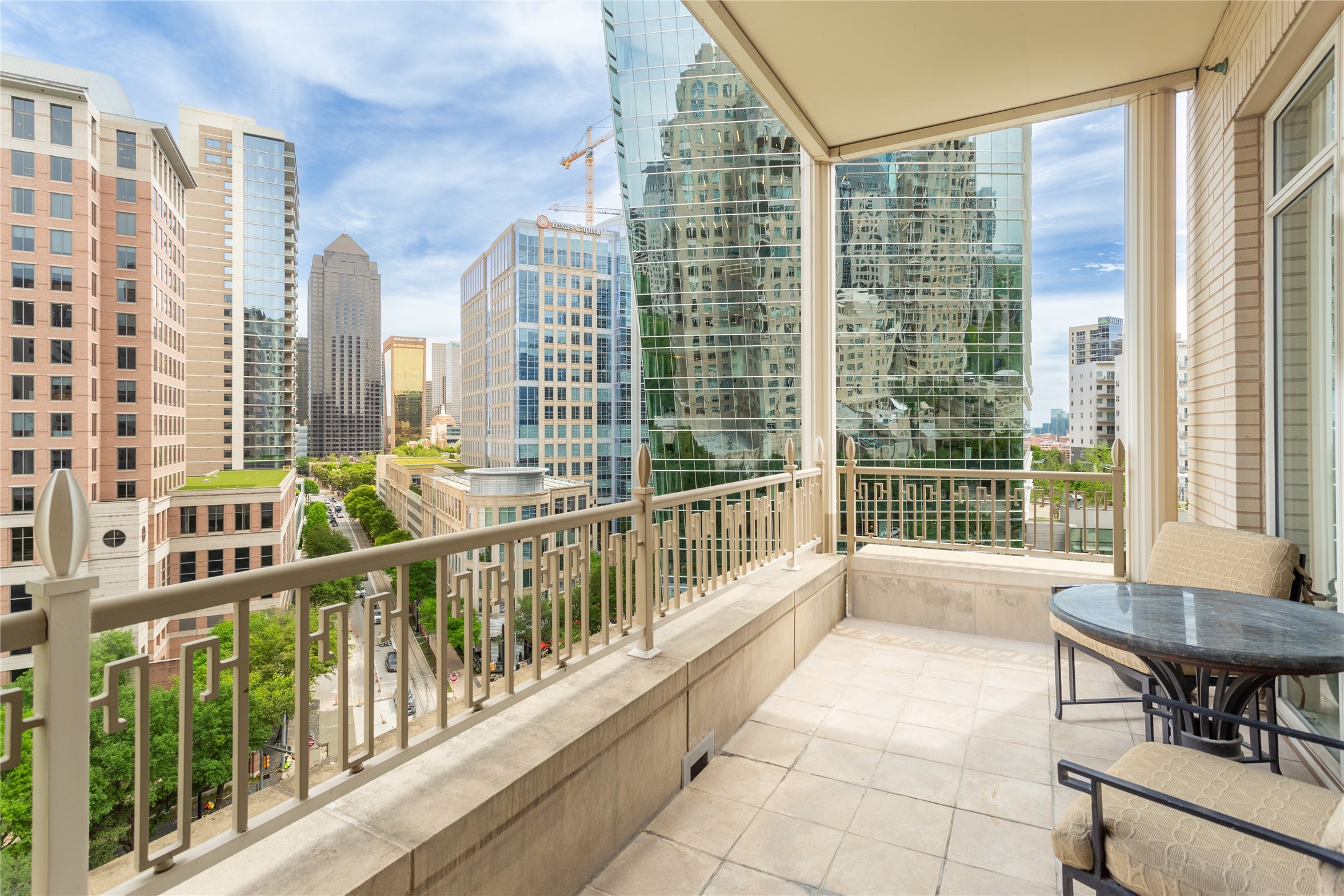 2525 N PEARL Street 903