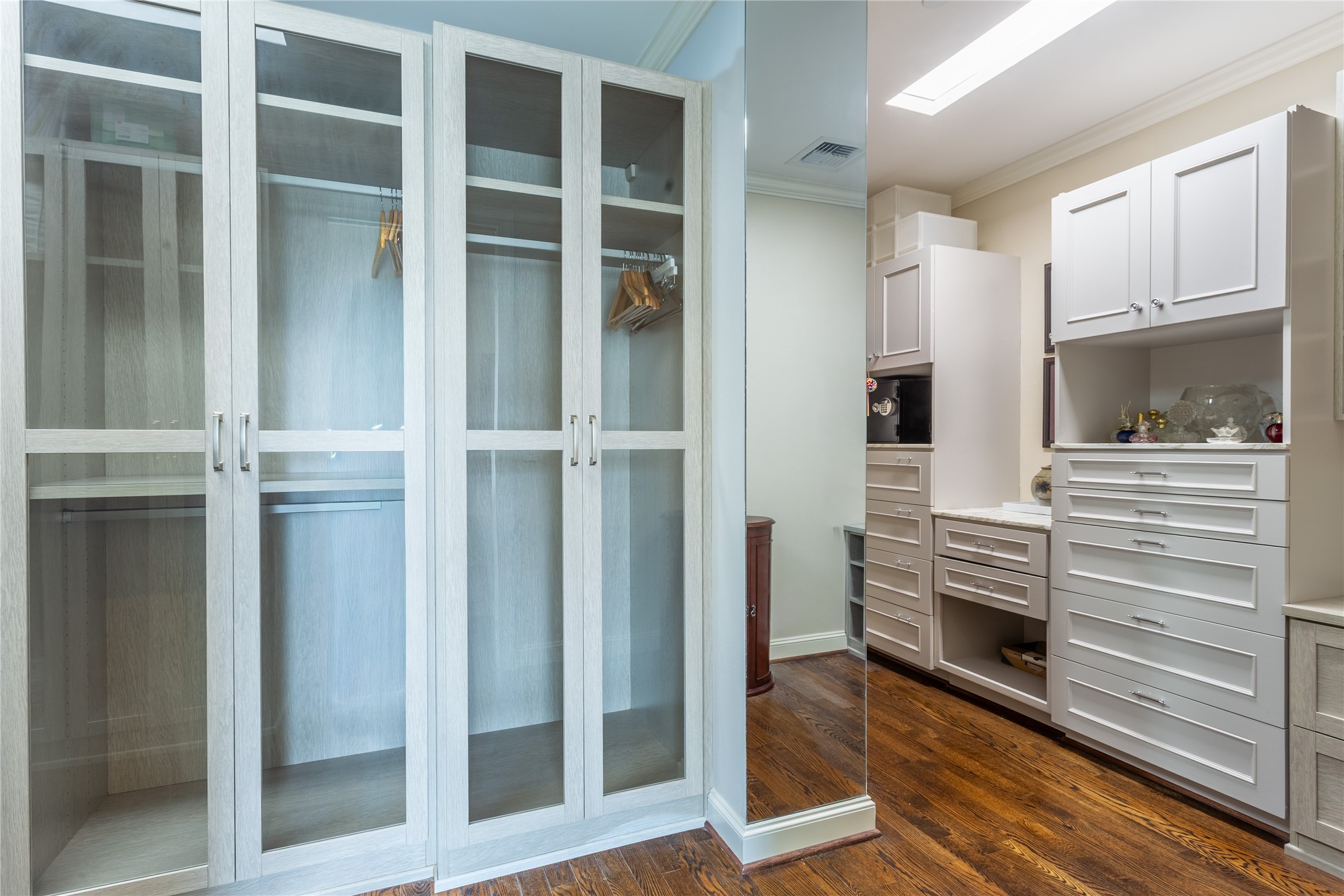 2525 N PEARL Street 903