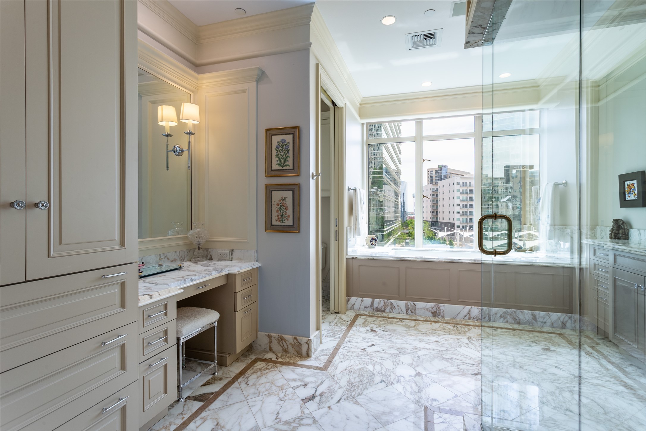 2525 N PEARL Street 903