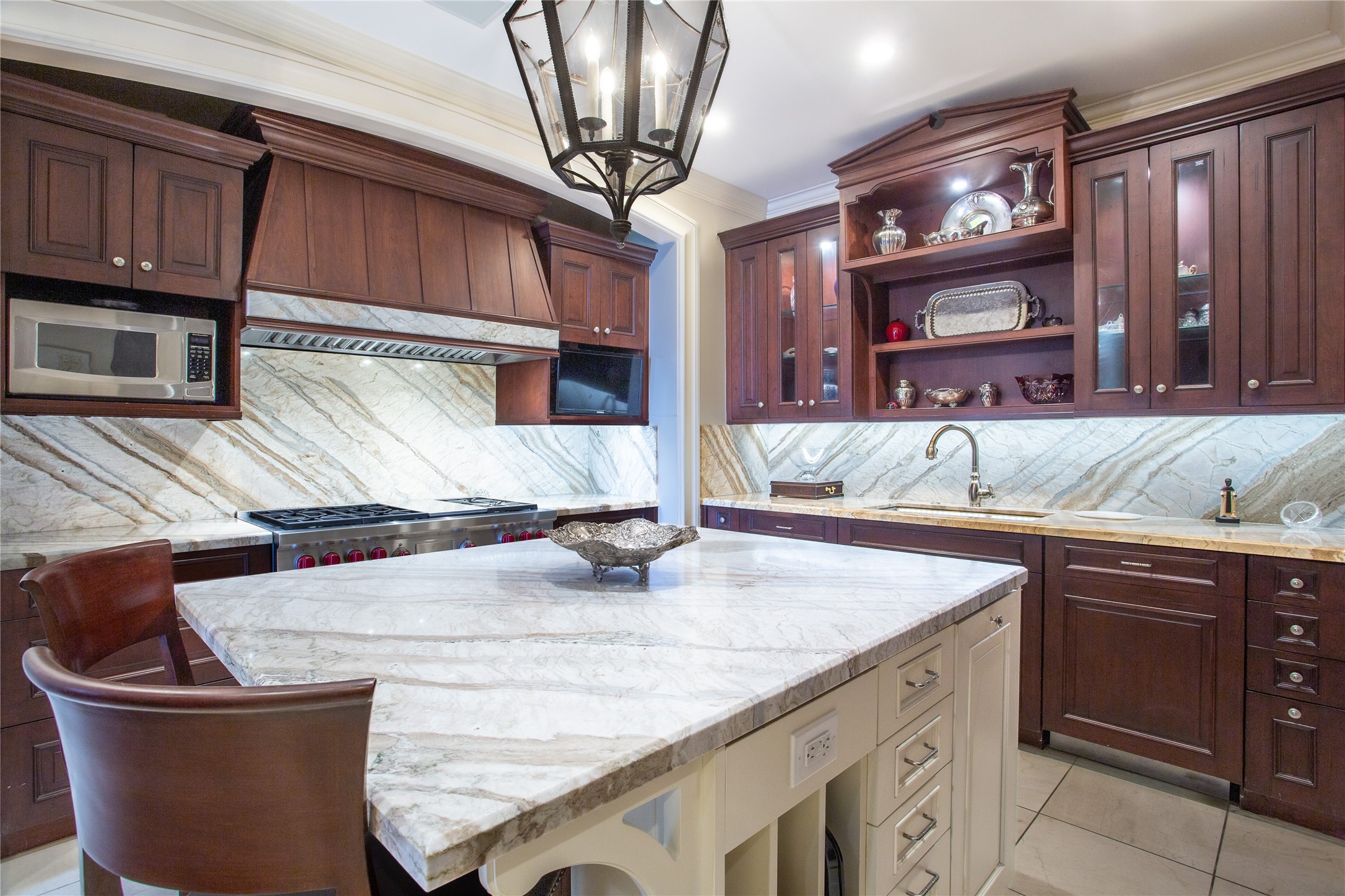 2525 N PEARL Street 903