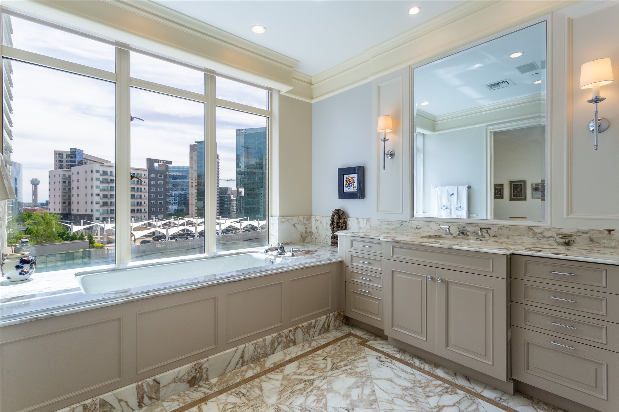 2525 N PEARL Street 903