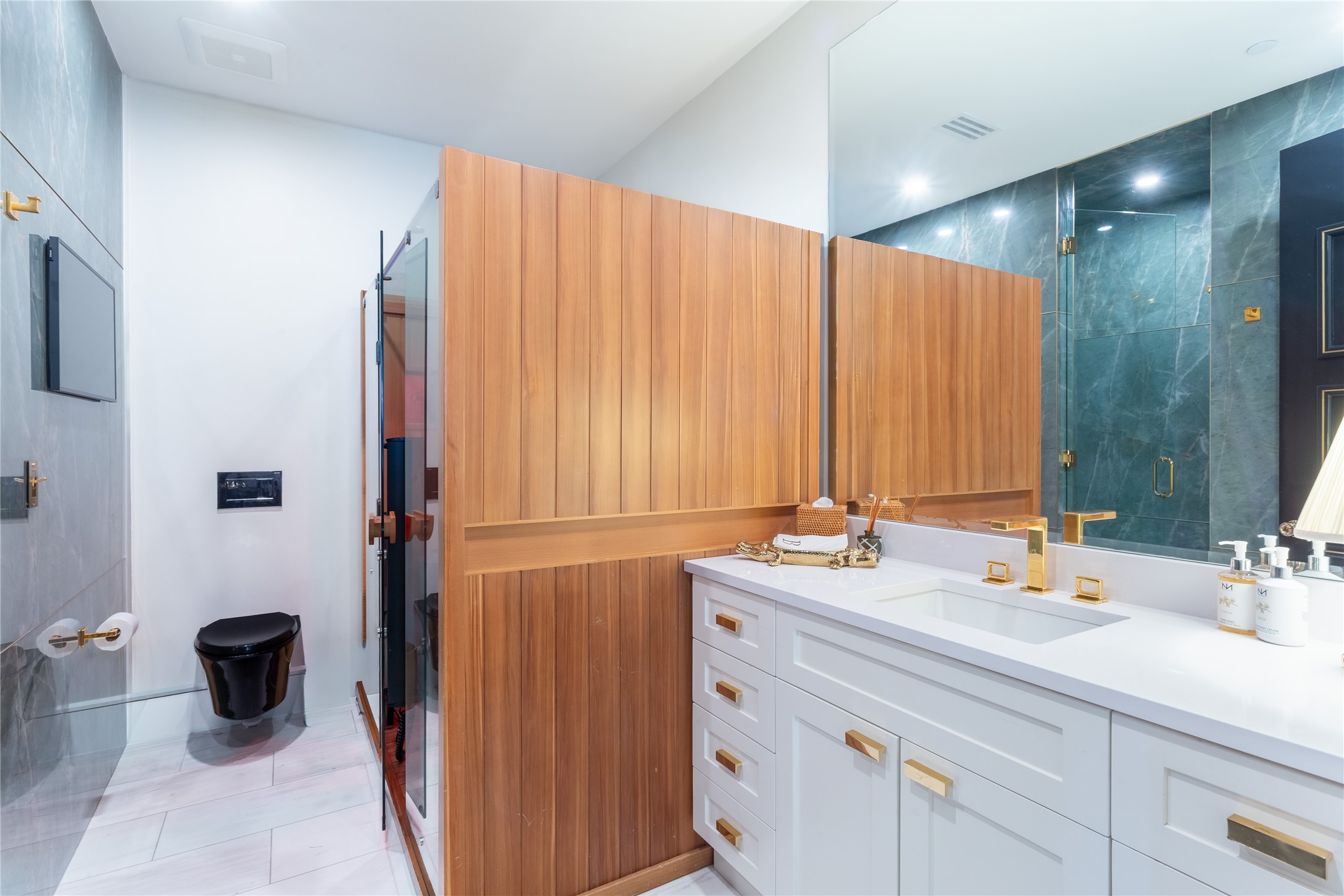 2300 WOLF Street 5D