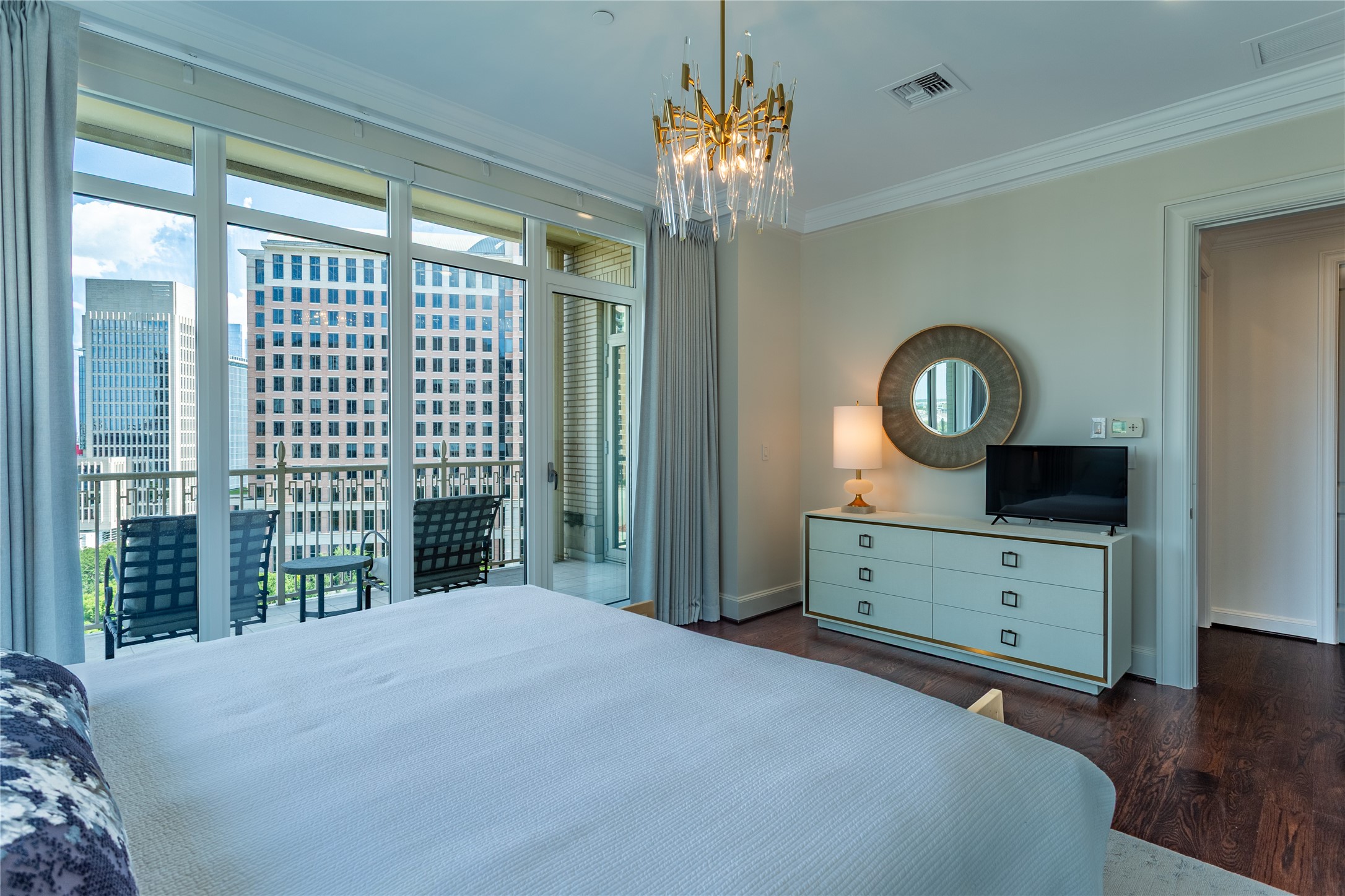 2525 N Pearl Street 1001